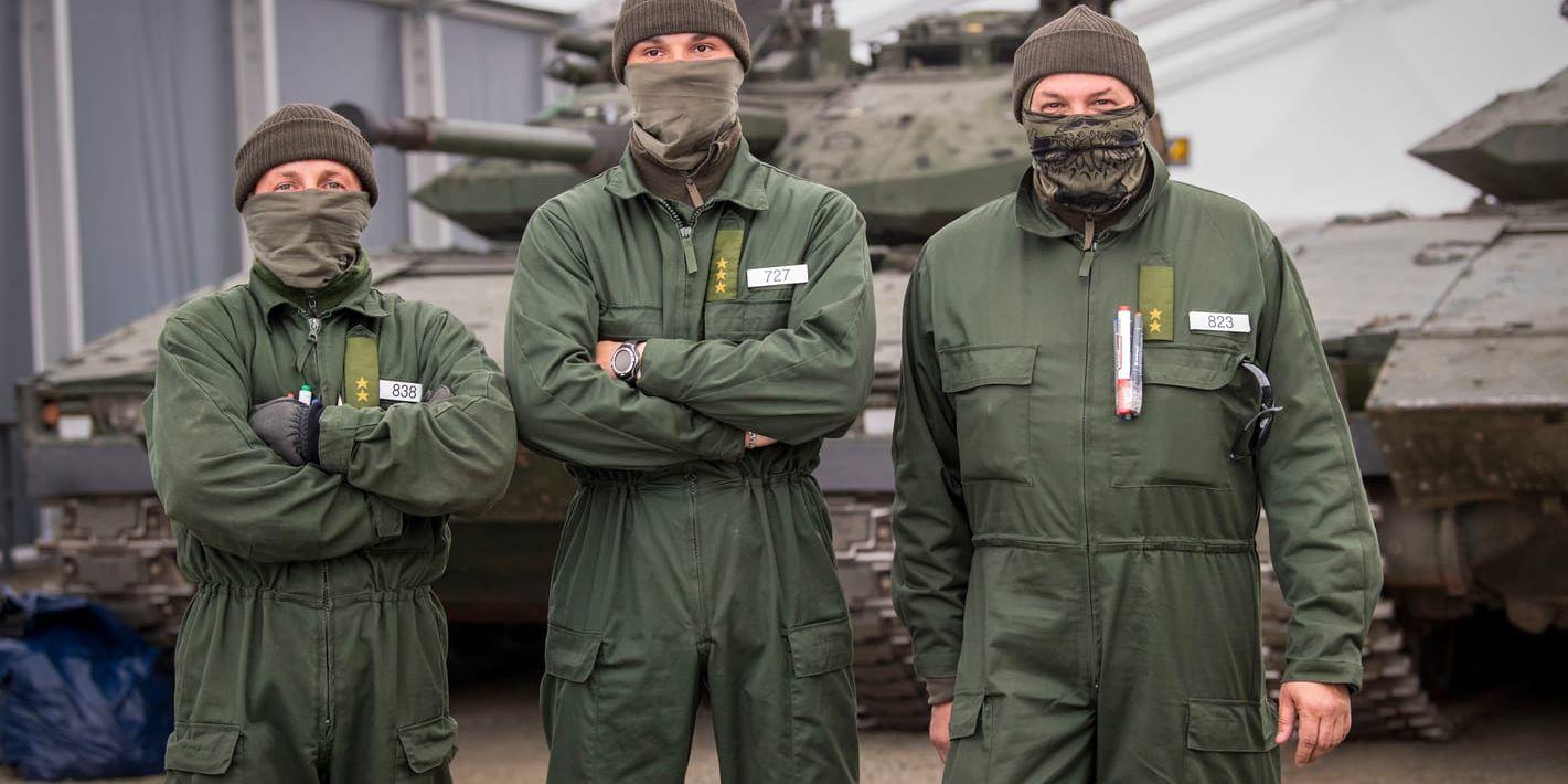 De ukrainska soldaterna Oleg, Maksym och Neo har kommit till Sverige för att lära sig strida med cv 90 i Ukrainas motoffensiv. Deras identitet får inte röjas och alla har fingerade namn.
