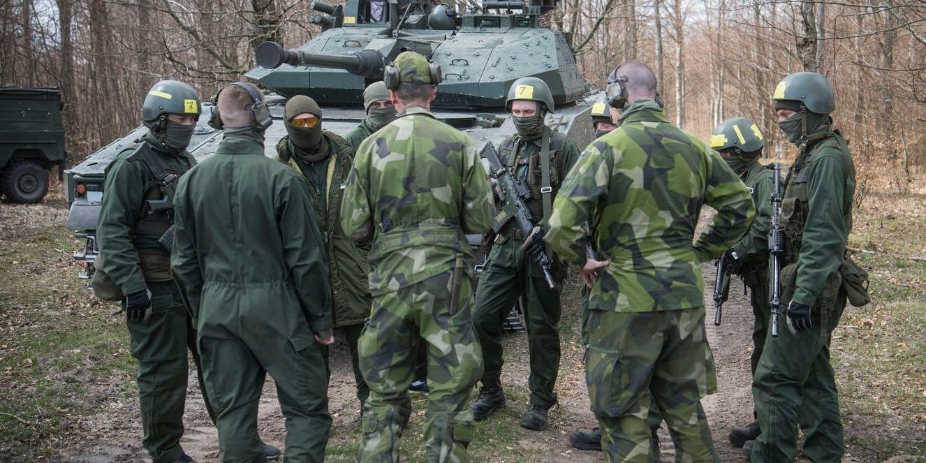 Ukrainska soldater samlade för genomgång med svenska instruktörer.