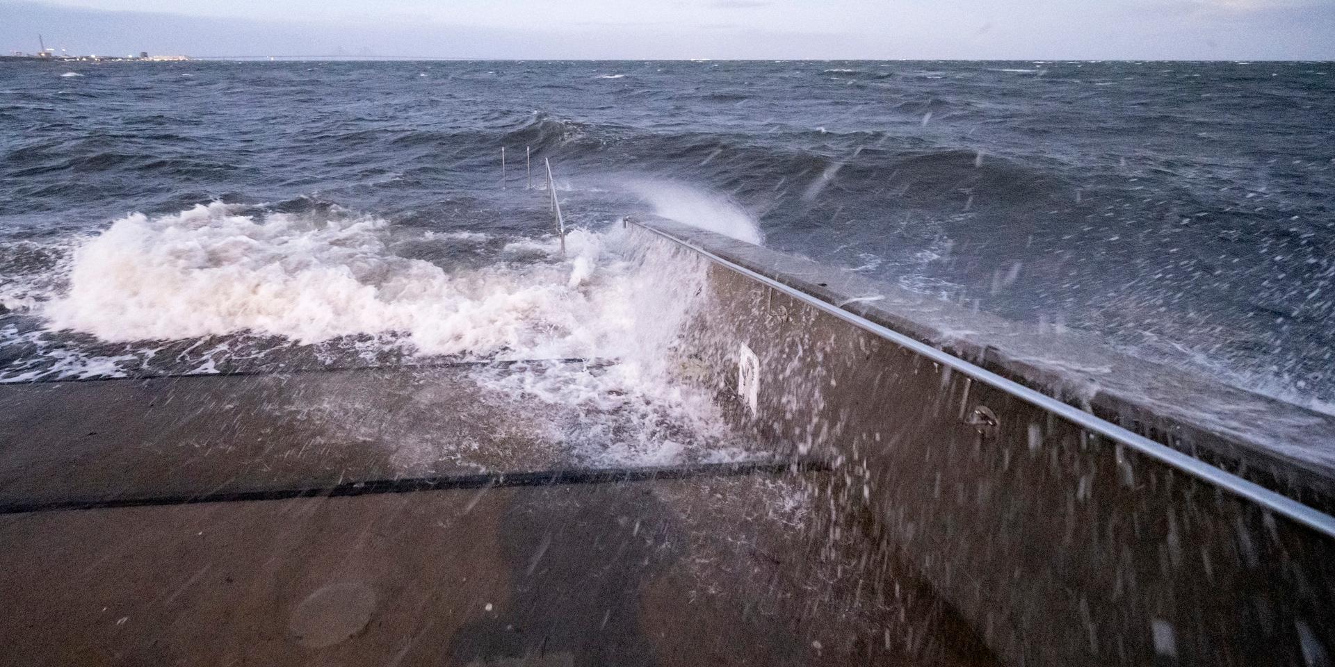 Högt vattenstånd och höga vågor vid Sundspromenanden vid Öresund i Malmö på måndagsmorgonen.