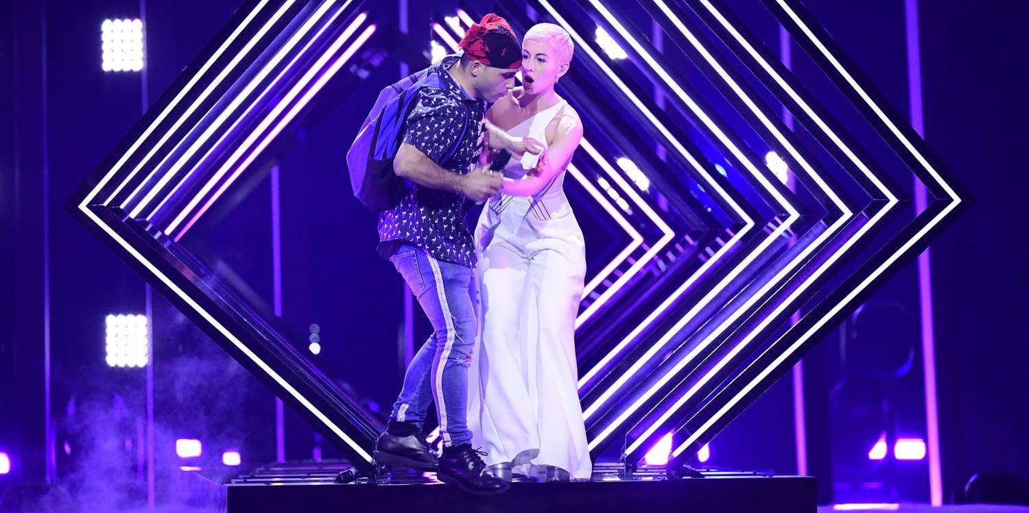 Då Surie från Storbritannien framför bidraget Storm springer en man upp på scenen och sliter åt sig mikrofonen under finalen i Eurovision Song Contest på Altice Arena i Lissabon.