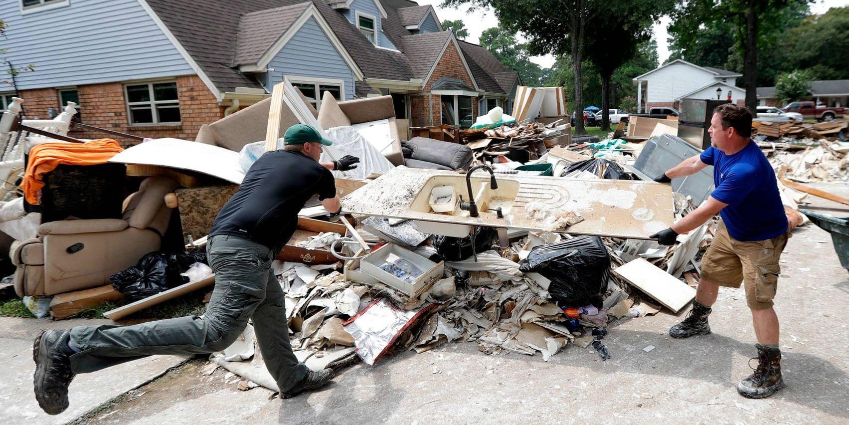 Upprustningsarbetet efter stormen Harvey kommer att kosta många miljarder dollar.