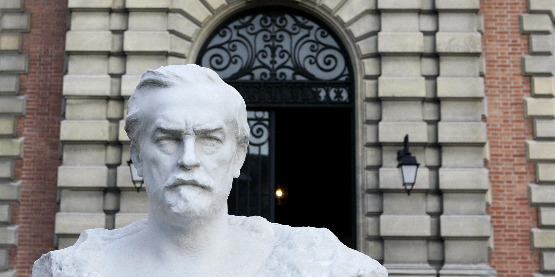 En staty av Louis Pasteur (1822-1895) utanför det institut som bär hans namn. 