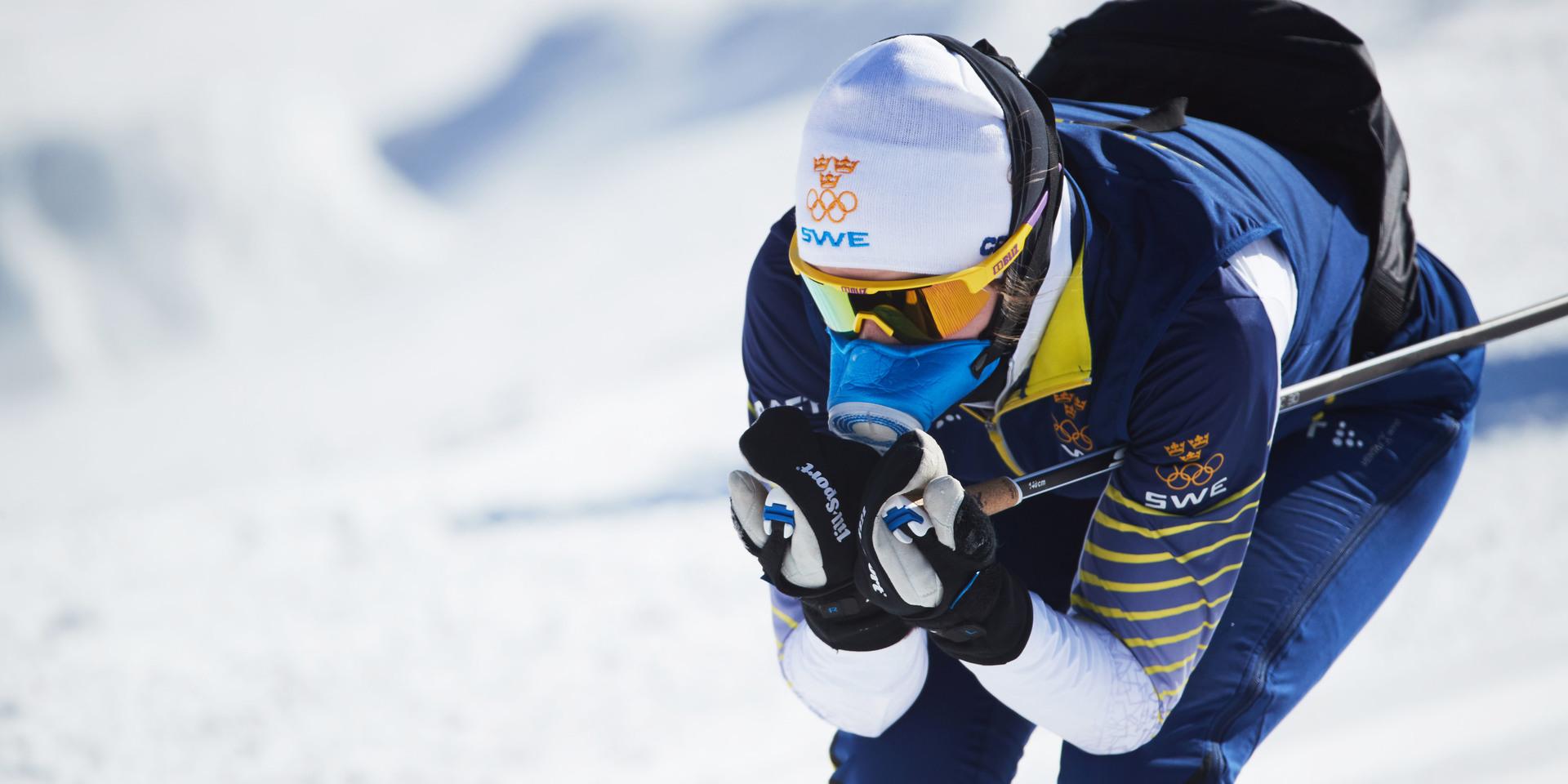 Ebba Andersson tränar med mask för att underlätta för luftrören i kylan. Arkivbild.