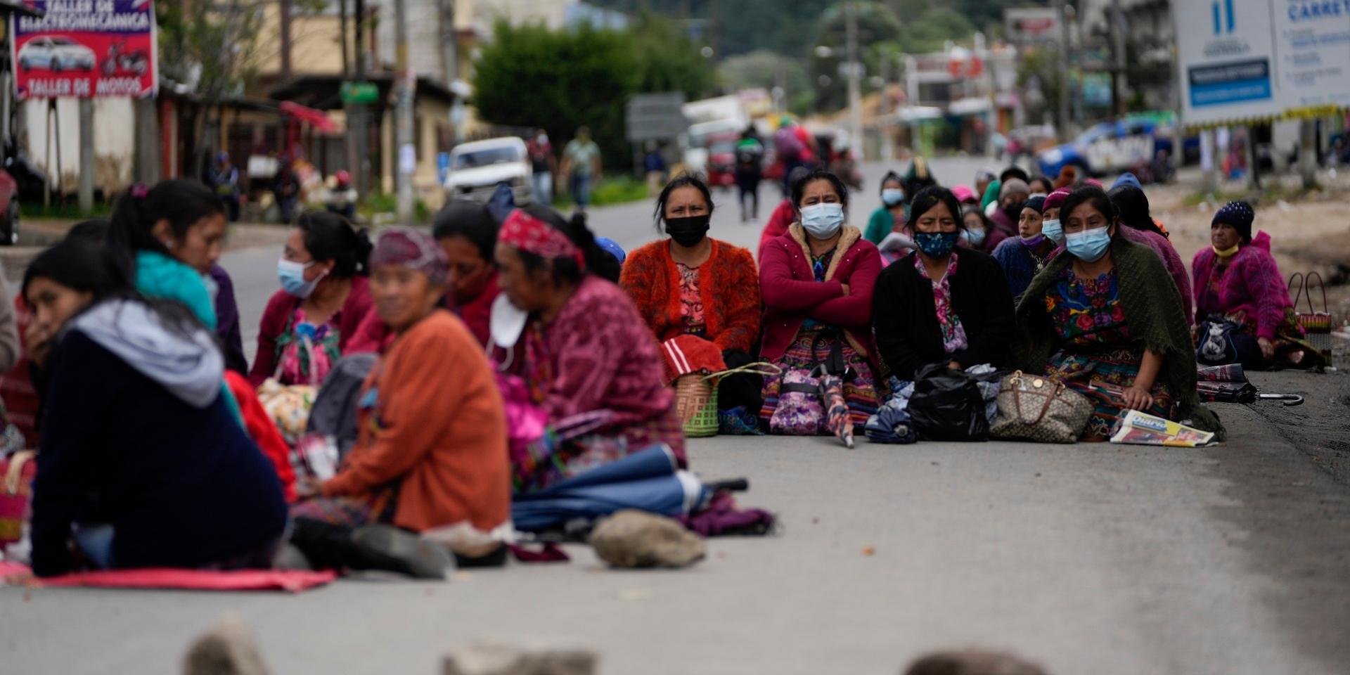 En grupp kvinnor blockerar en väg i Totonicapan, Guatemala, som en del i torsdagens protester mot presidenten.
