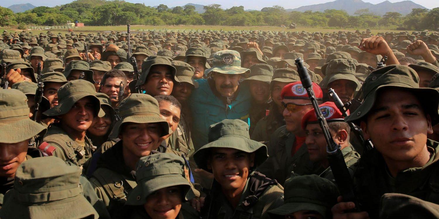 Venezuelas president Nicolás Maduro lät sig fotograferas tillsammans med tusentals kadetter i samband med ett tal vid en militärbas i delstaten Cojedes.
