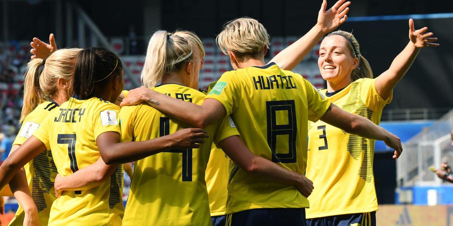 Sverige jublar efter att Lina Hurtig gjort 4–0 mot Thailand.