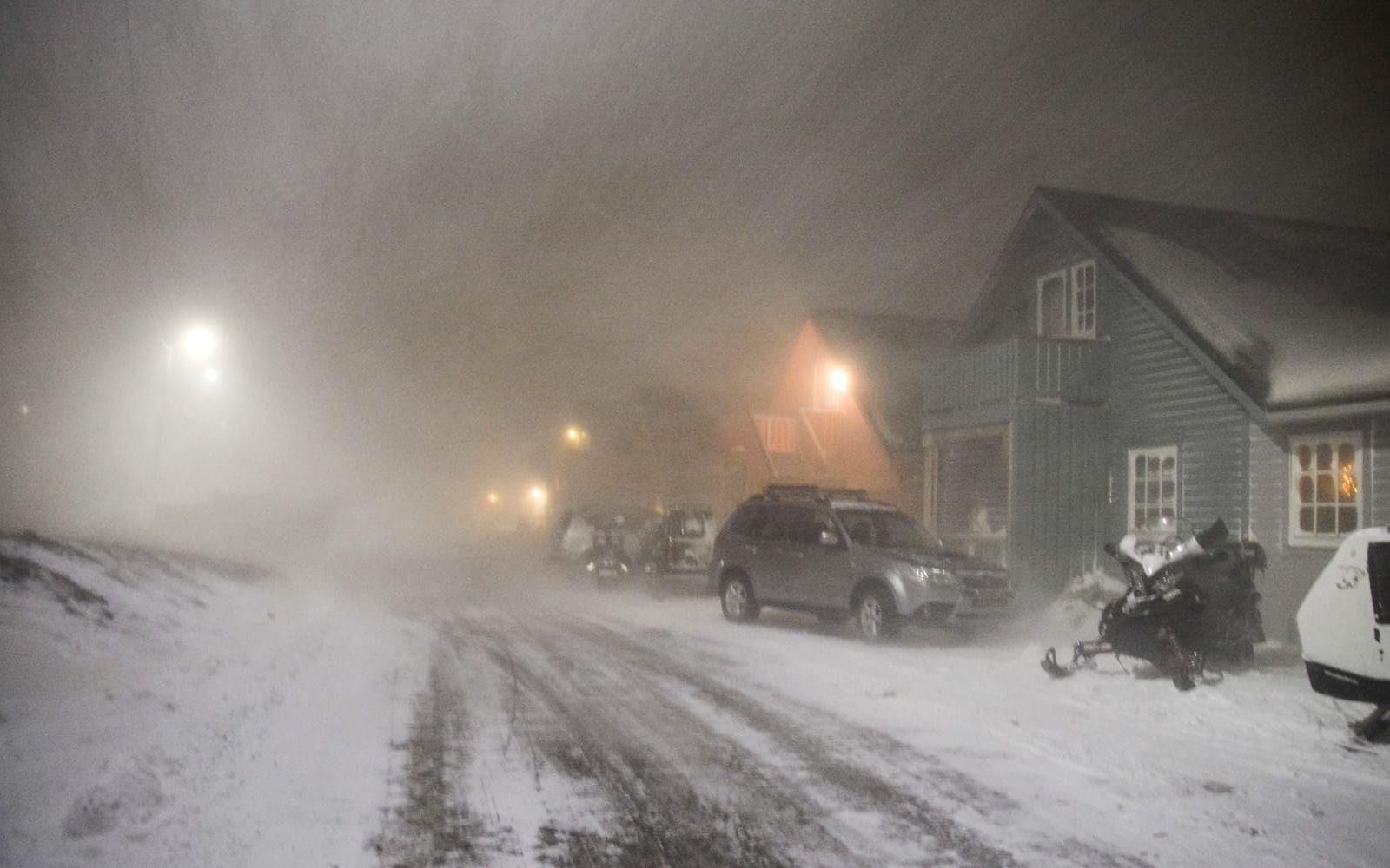 Ett snöoväder över Norge är på väg till Sverige. SMHI varnar för kraftiga snöfall i södra Sverige. På bilden en snöstorm i Longyearbyen, Svalbard. FOTO: TT