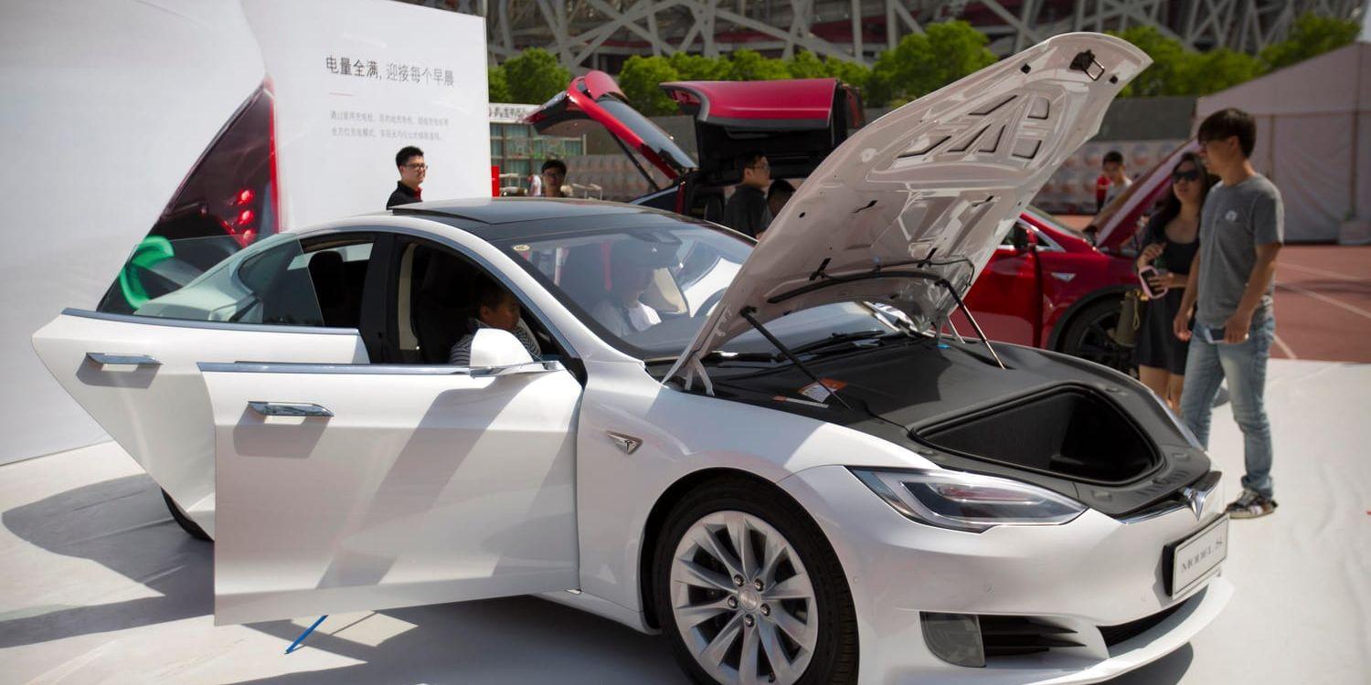 Teslas Model S (bilden) har ett batteripaket på upp till 100 kWh, vilket kan ge en räckvidd på kring 50 mil. Så stort batteri får dock inte nya Model 3, som i höst börjar levereras i större skala i USA. Arkivbild.