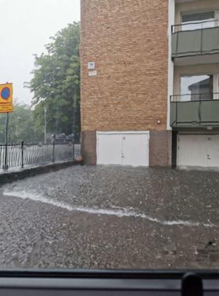 Det regnade rejält i Vänersborg under tisdagseftermiddagen. Morgan Andersson fångade blöta bilder i centrala Vänersborg. 