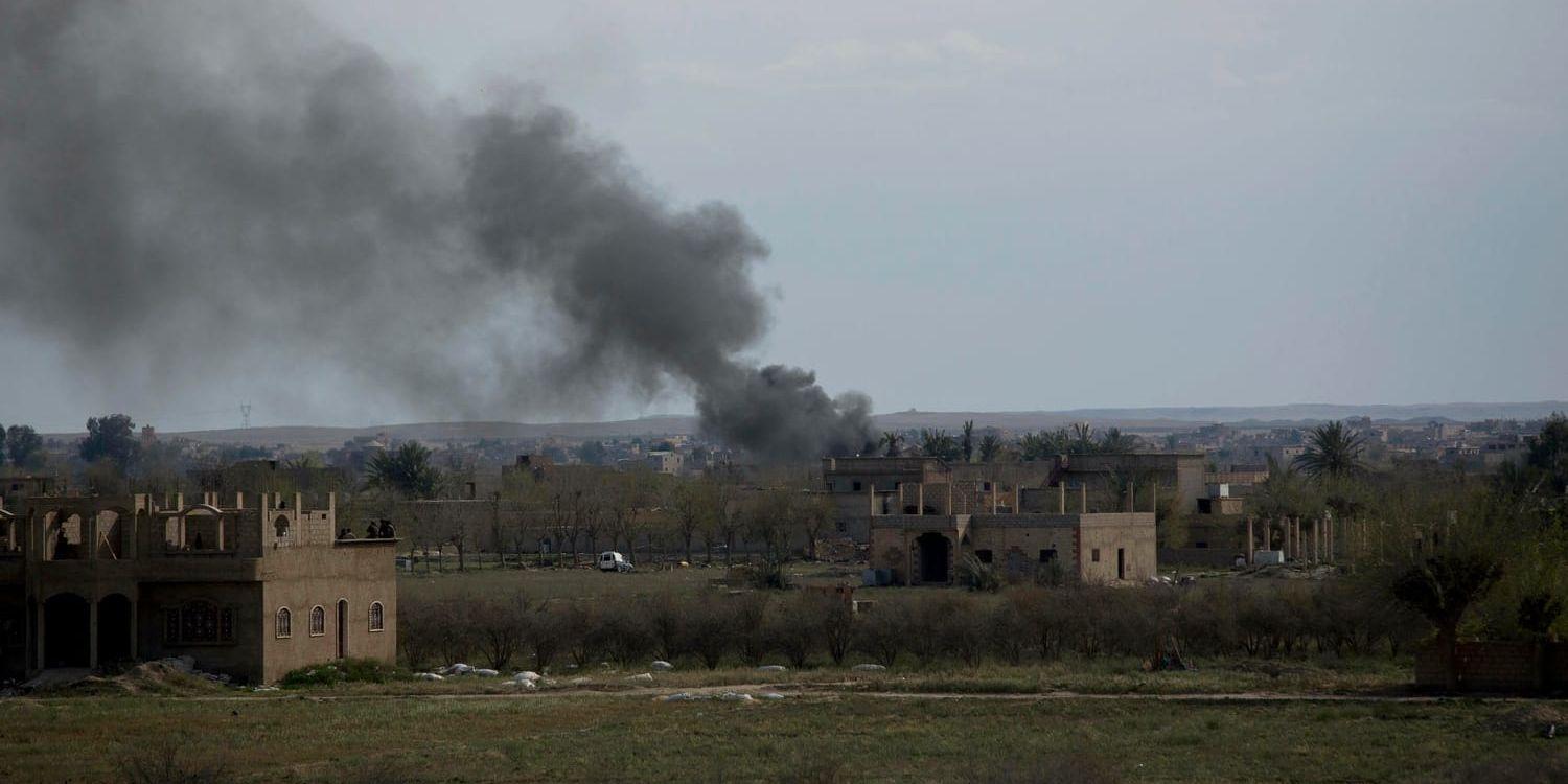 Rök stiger från al-Baghuz tidigare i veckan. Arkivbild.