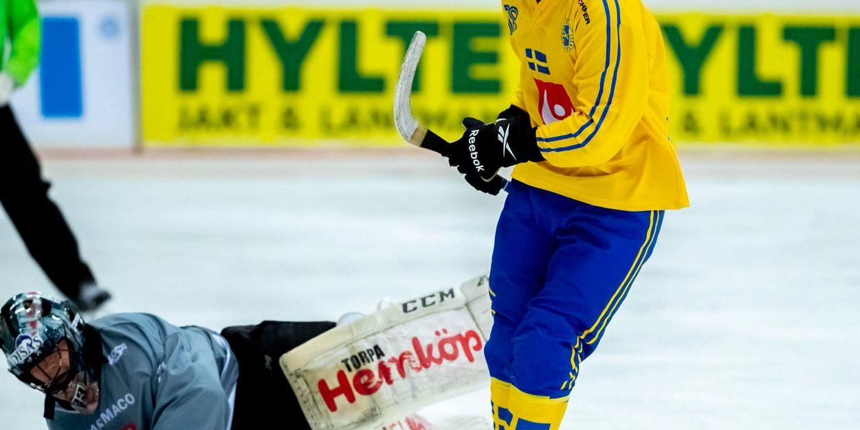 Joakim Andersson är på väg att jubla efter sitt andra mål för Sverige mot Finland, som betydde 6–0. Med segern är Sverige klart för VM-semifinal på fredag mot Kazakstan eller Norge.