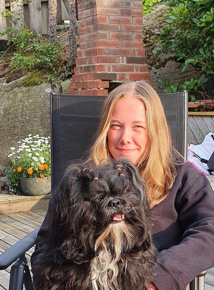 ”Sommarhunden Wilda (shih tzu) med lillmatte Agnes på altanen i stugan en underbar sommardag”, skriver Malin Israelsson. 