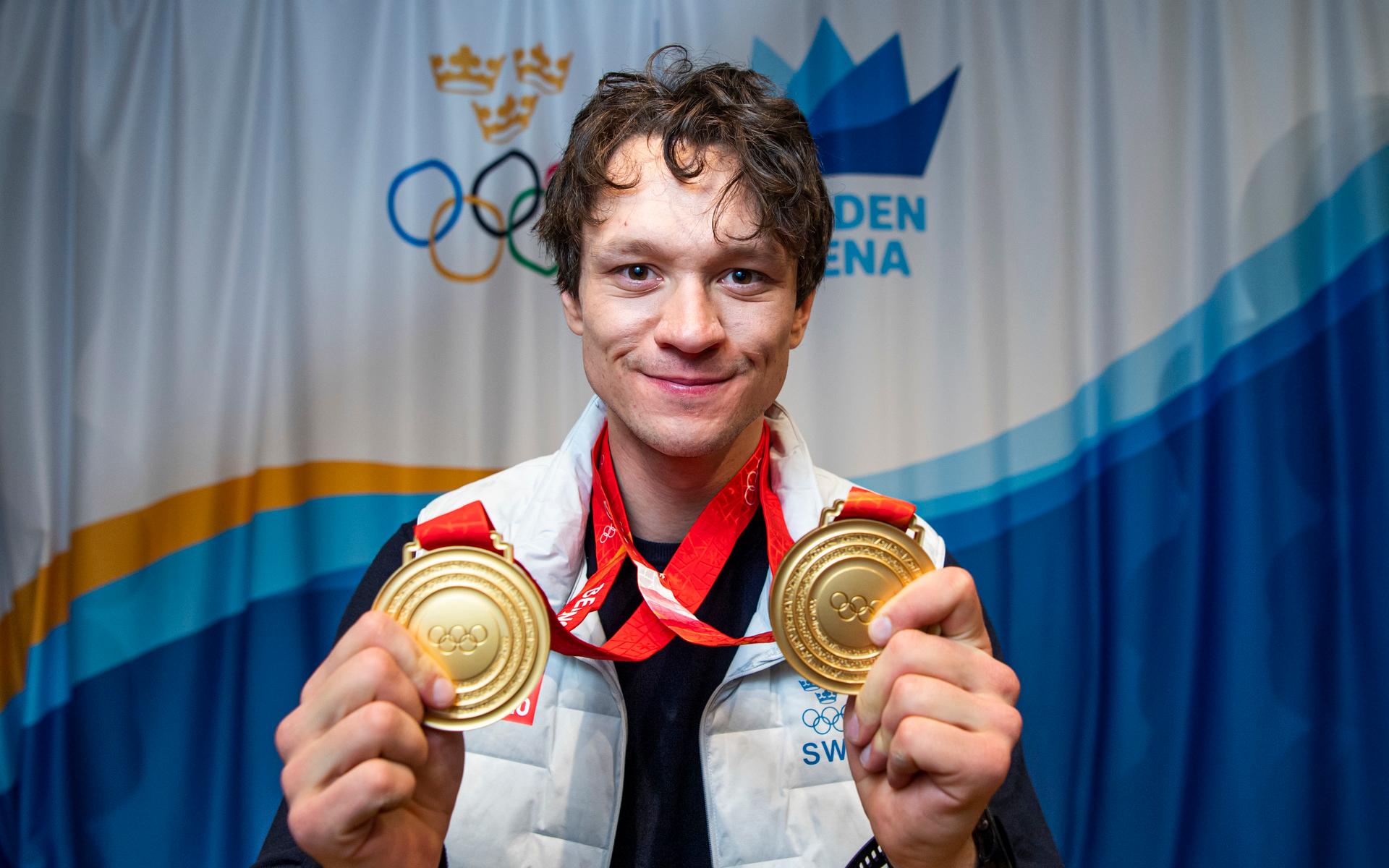 Nils van der Poel med sina dubbla OS-medaljer.