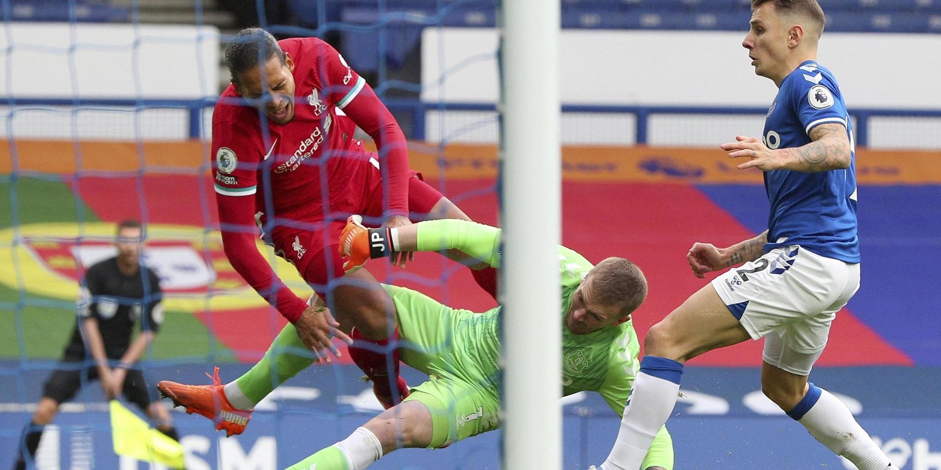 Liverpools Virgil van Dijk kan missa säsongen efter knäskadan mot Everton.