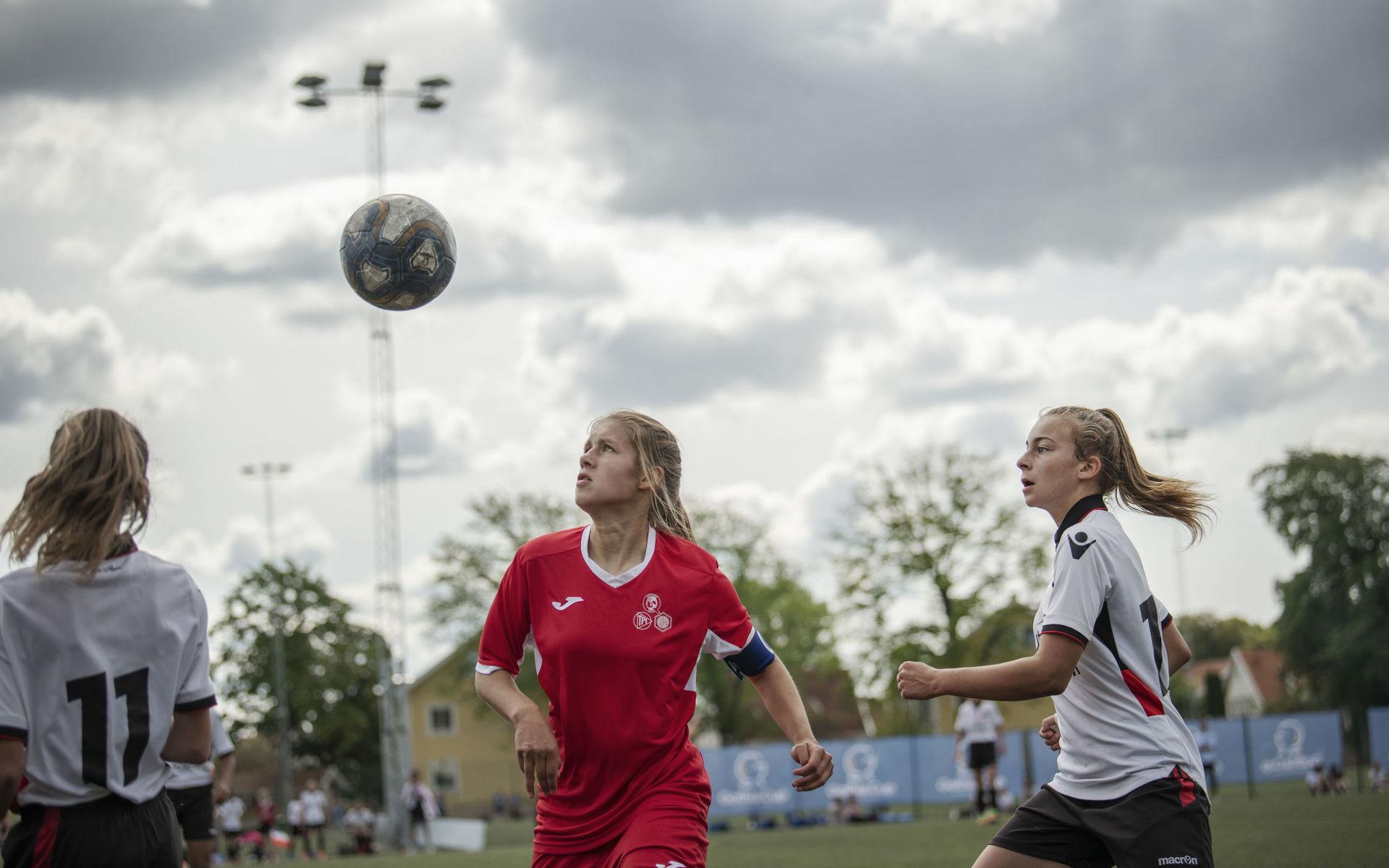 Nummer 11, Lora Gentili och Julie Lafon i närkamp med en Odense-spelare.