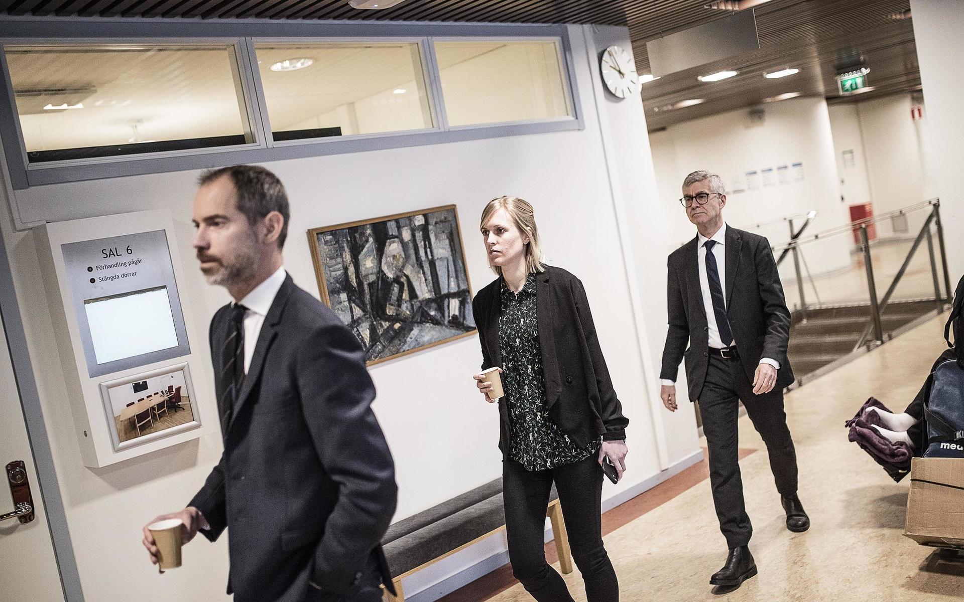 Åklagarna Daniel Edsbagge och Malin Melin och den nu dömda kvinnans försvarare Per-Åke Kvarnström på väg in till förhandling i Vänersborgs tingsrätt. 