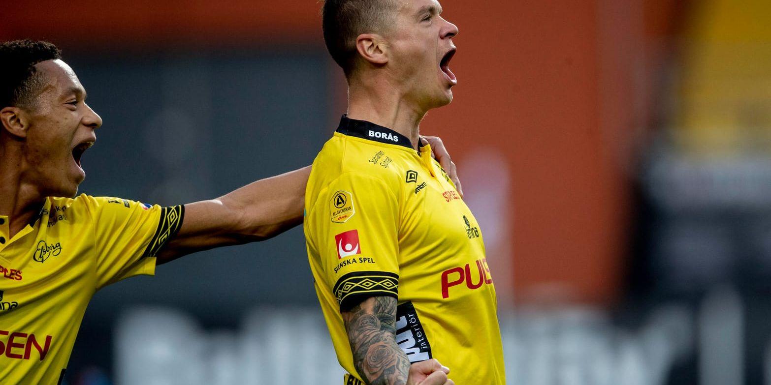 Samuel Holmén jublar efter ett av sina två mål mot Örebro.
