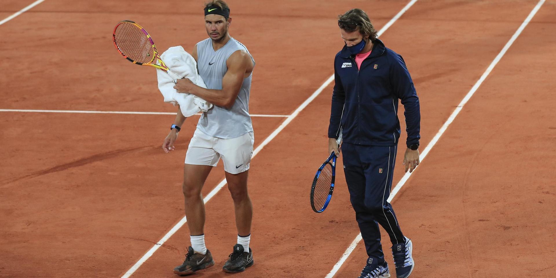 Wilson- i stället för Babolatbollar i Franska mästerskapen. Ett byte som inte uppskattas av Rafael Nadal (vänster), här tillsammans med sin tränare Francisco Roig.