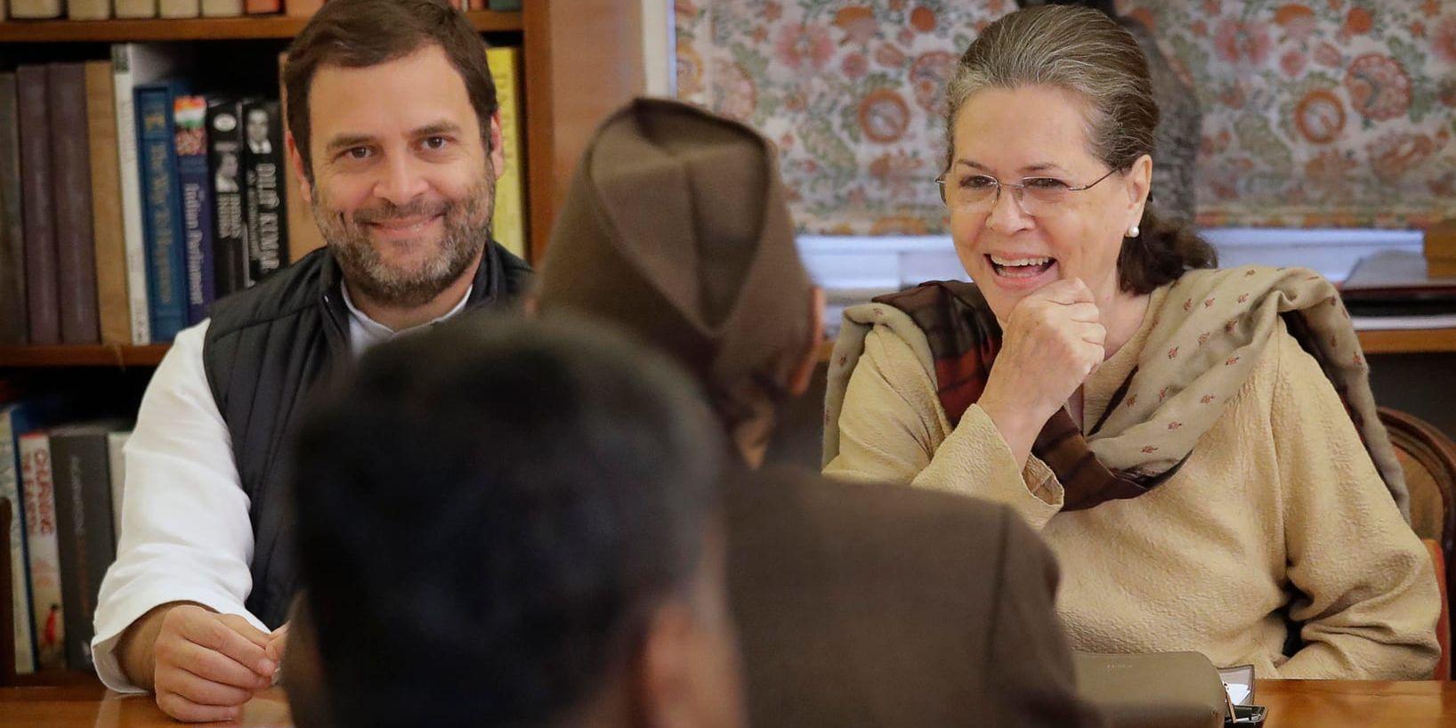 Rahul och Sonia Gandhi diskuterar det kommande partiledarvalet vid ett möte i november.