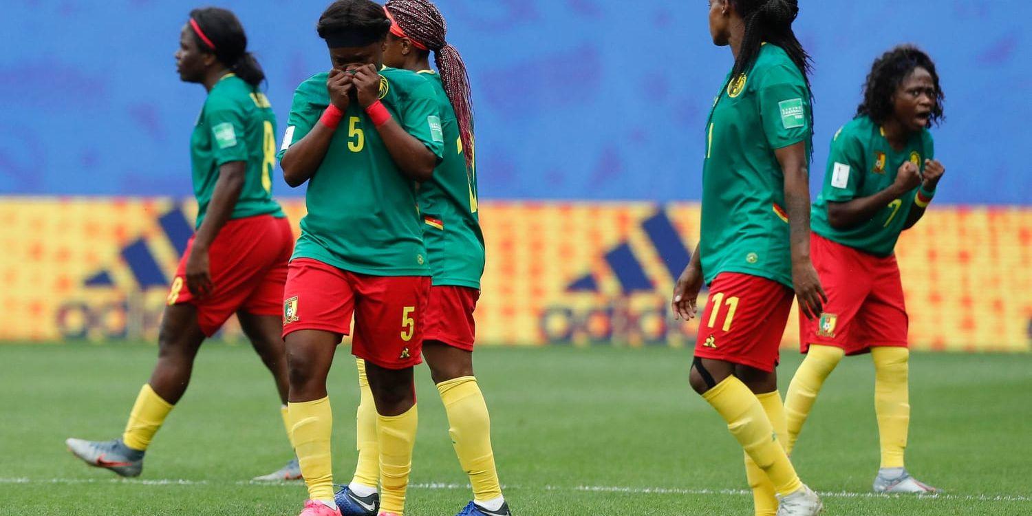 Kameruns spelare var minst sagt frustrerade efter att deras reducering till 1–2 mot England dömts bort för offside.