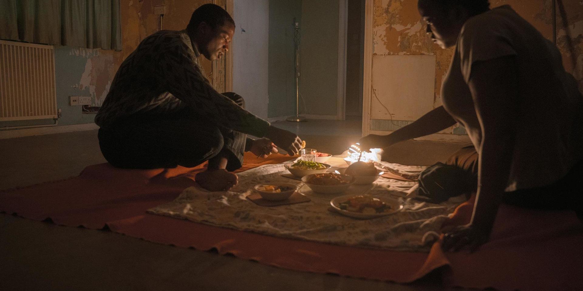 Rial (Wunmi Mosaku) och Bol (Sope Dirisu) får bosätta sig i ett slitet hus när de kommer som flyktingar till England. Pressbild.