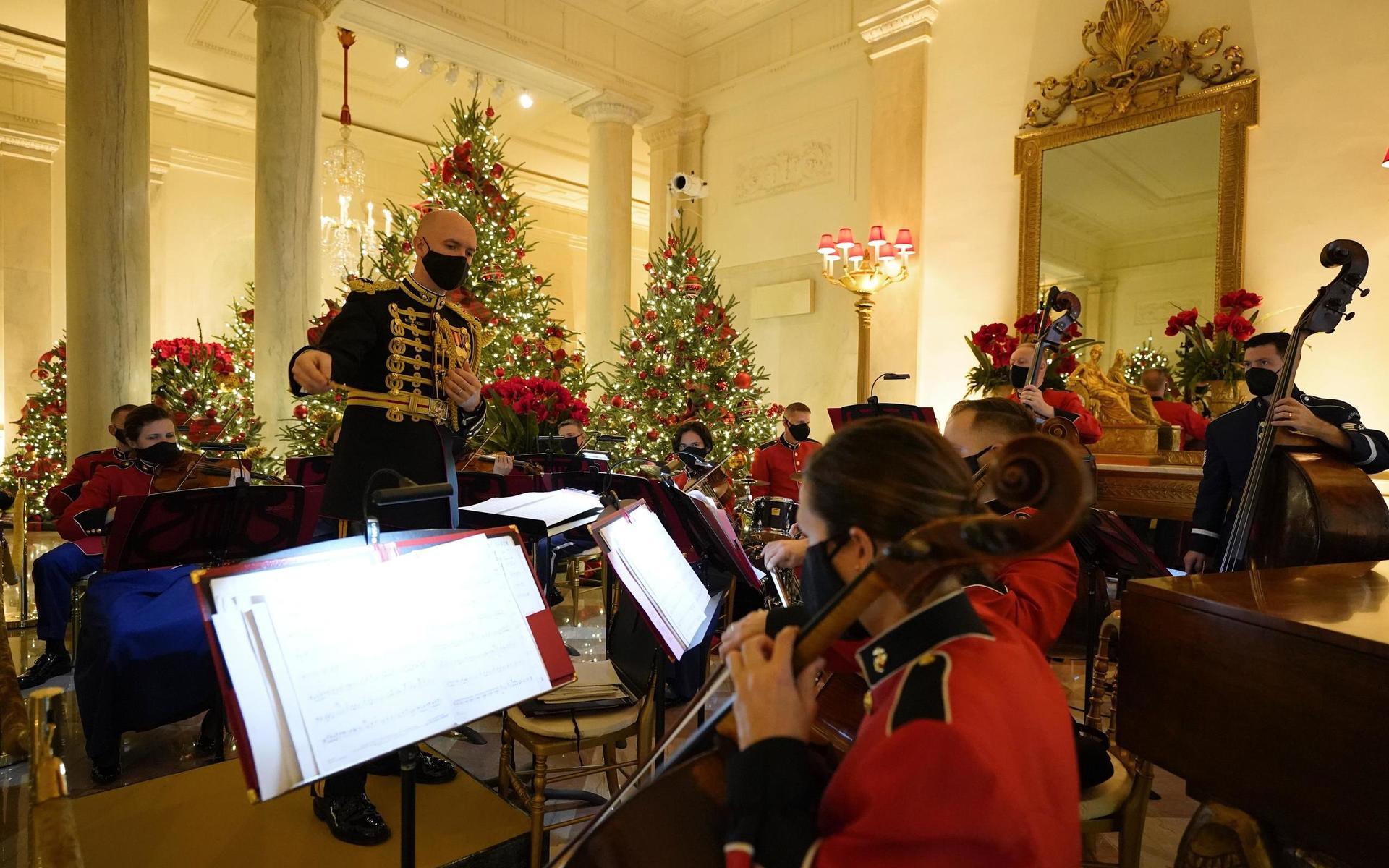 Invigningen av årets upplaga av juldekorationerna ackompanjerades av livemusik. 