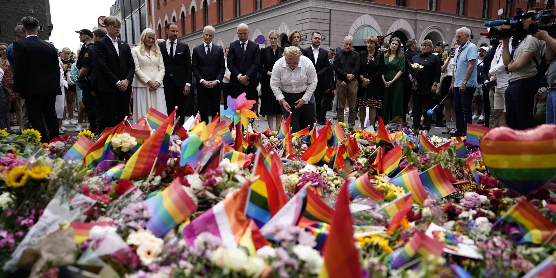 Norges statsminister Jonas Gahr Støre och kronprinsessan Mette-Marit och kronprins Haakon med sonen Sverre Magnus lämnar blommor på platsen där människor har samlats i Oslo efter att två personer dödades i en skjutning.