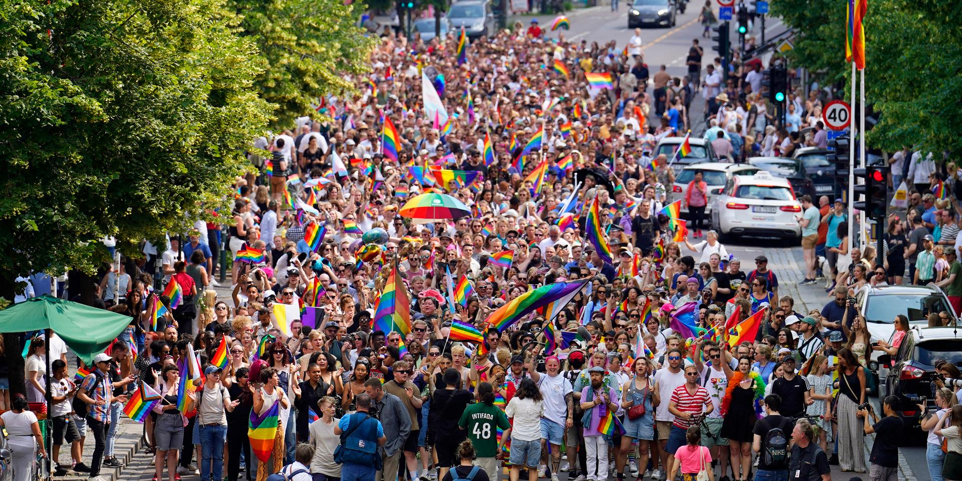 Trots polisens avrådan och att Oslo Pride meddelat att prideparaden ställs in har många människor samlats för en spontan parad i centrala Oslo.