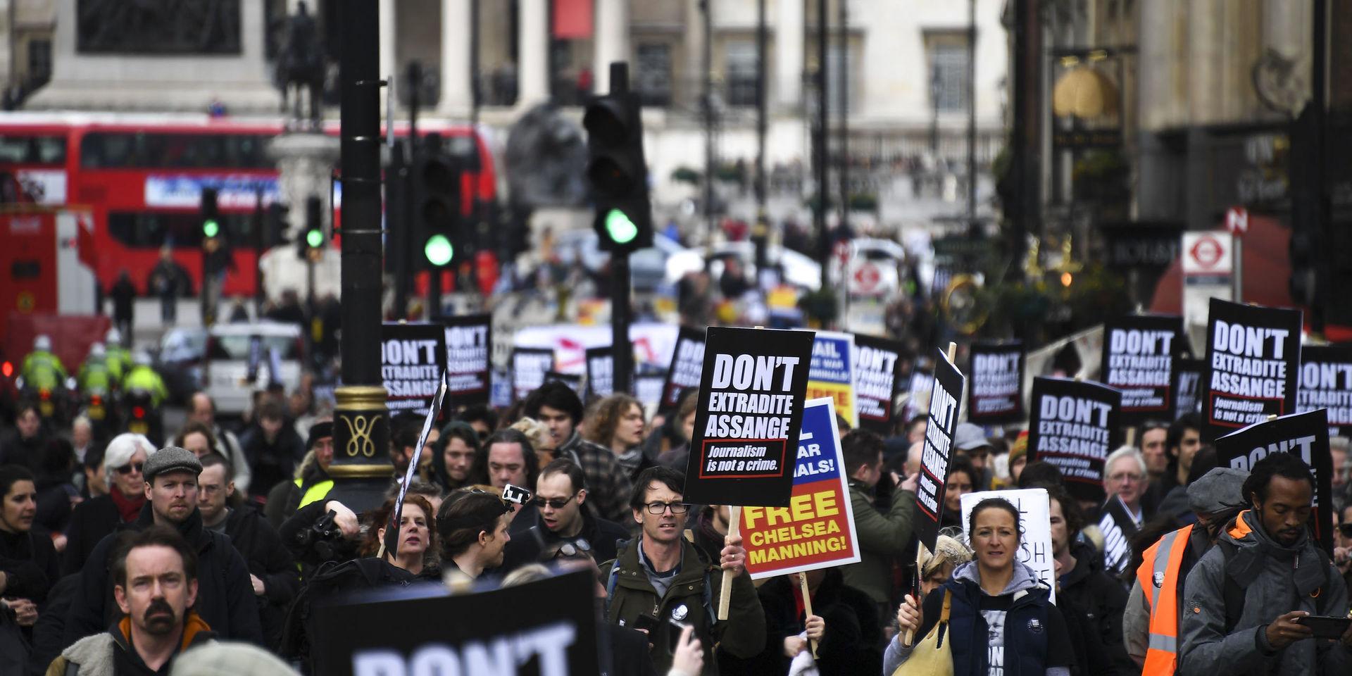 Demonstranter i London protesterar mot den eventuella utlämningen av Wikileaksgrundaren Julian Assange.