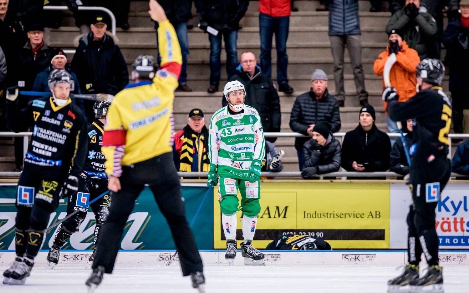 Västerås Simon Folkesson utvisas i slutet av matchen.