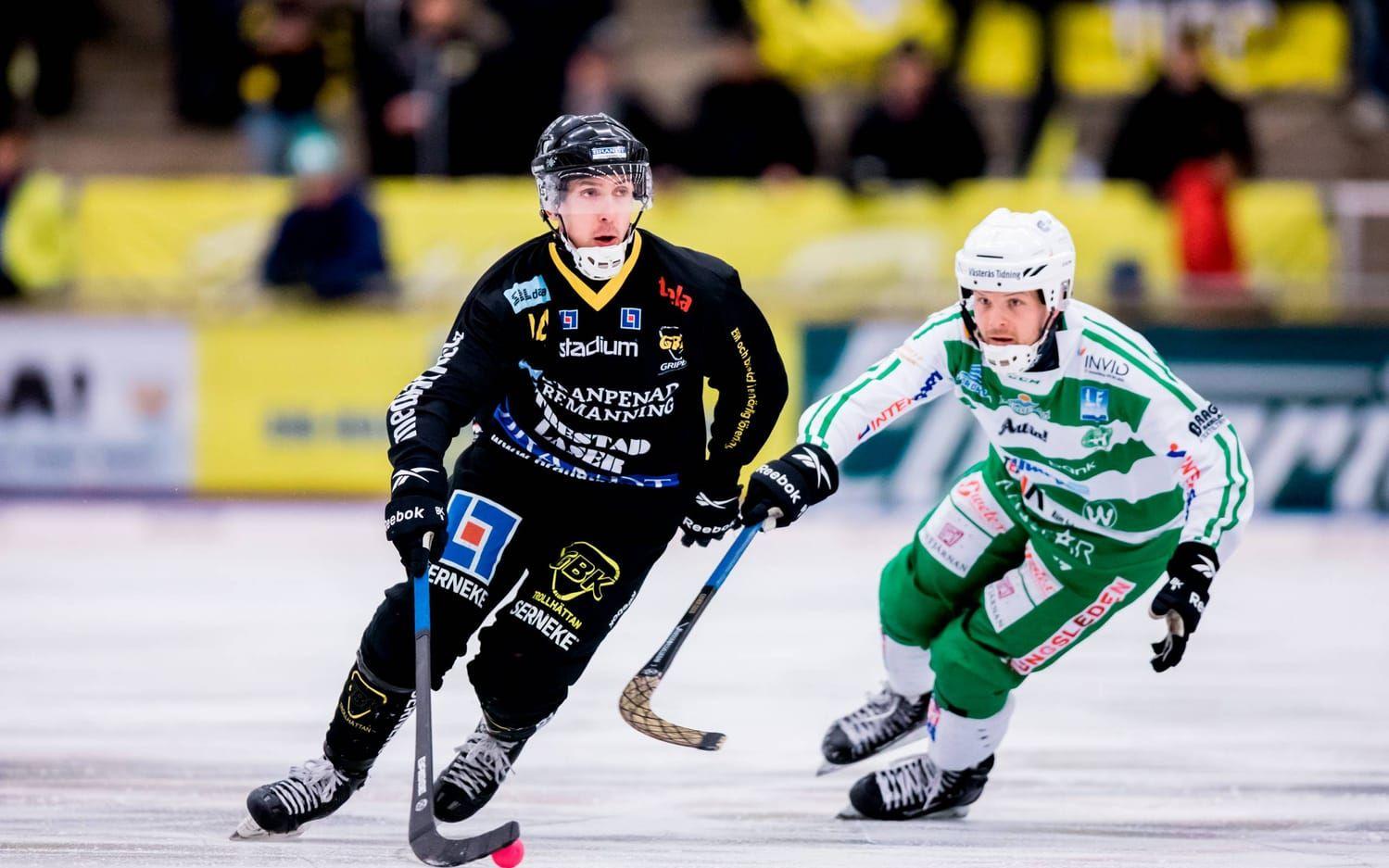 Gripens Henrik Larsson steget före en Västeråsspelare.