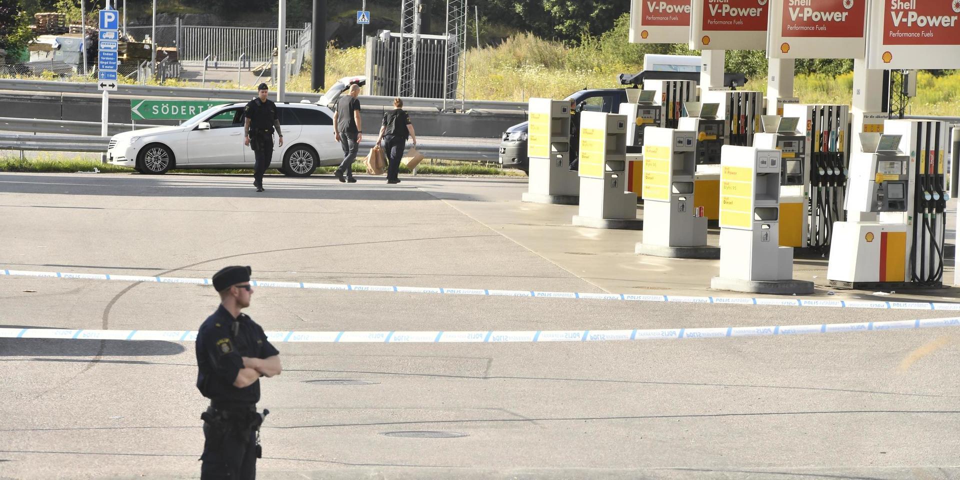 En ung flicka avled efter att ha skottskadats i Norsborg i Botkyrka kommun söder om Stockholm. En bensinmack har spärrats av och polisen arbetar med att samla in information.