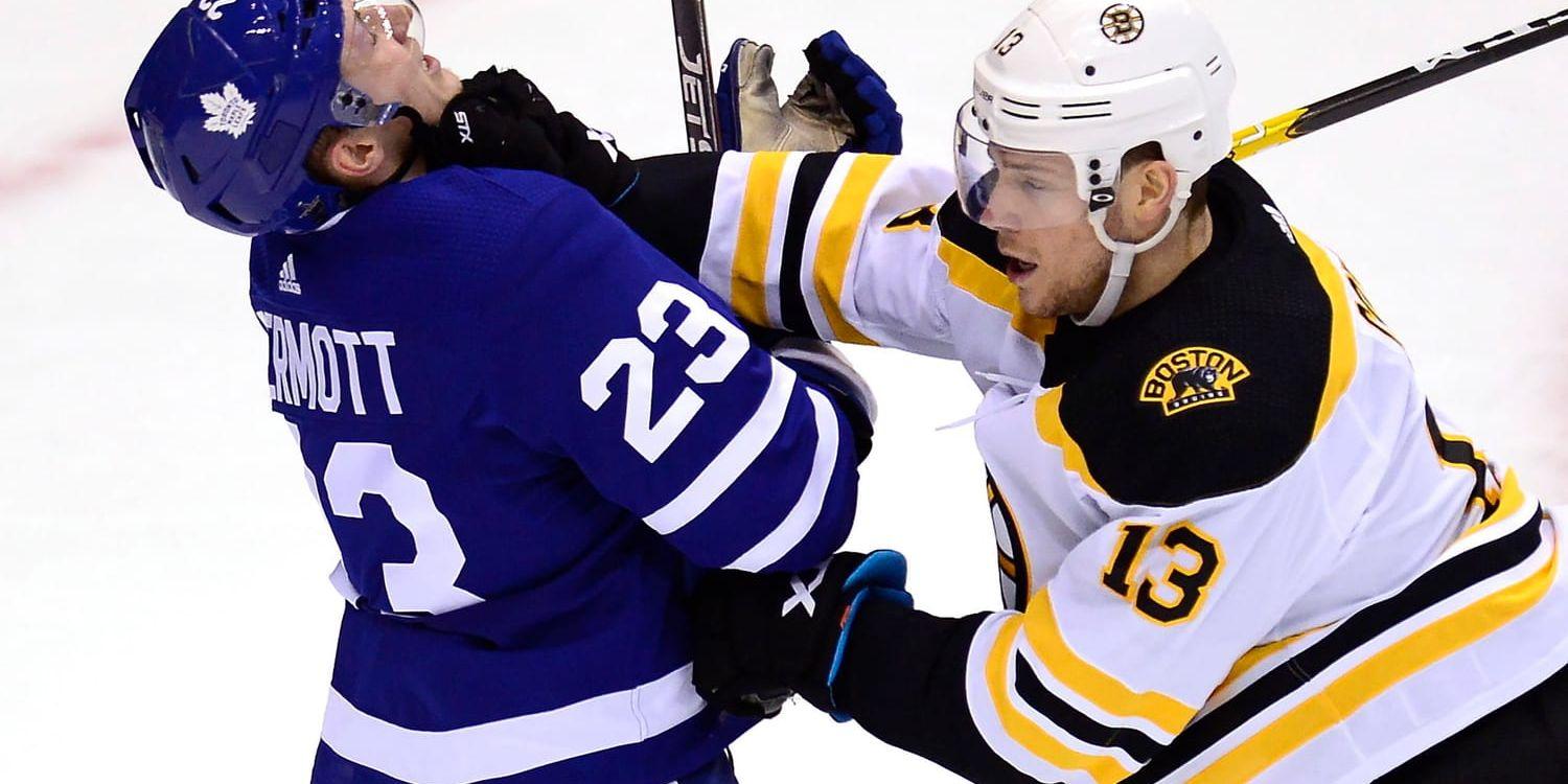 Torontos Travis Dermott och Bostons Charlie Coyle gruffade på varandra under lagens sjätte möte. Boston vann själva ishockeyn med 4–2.