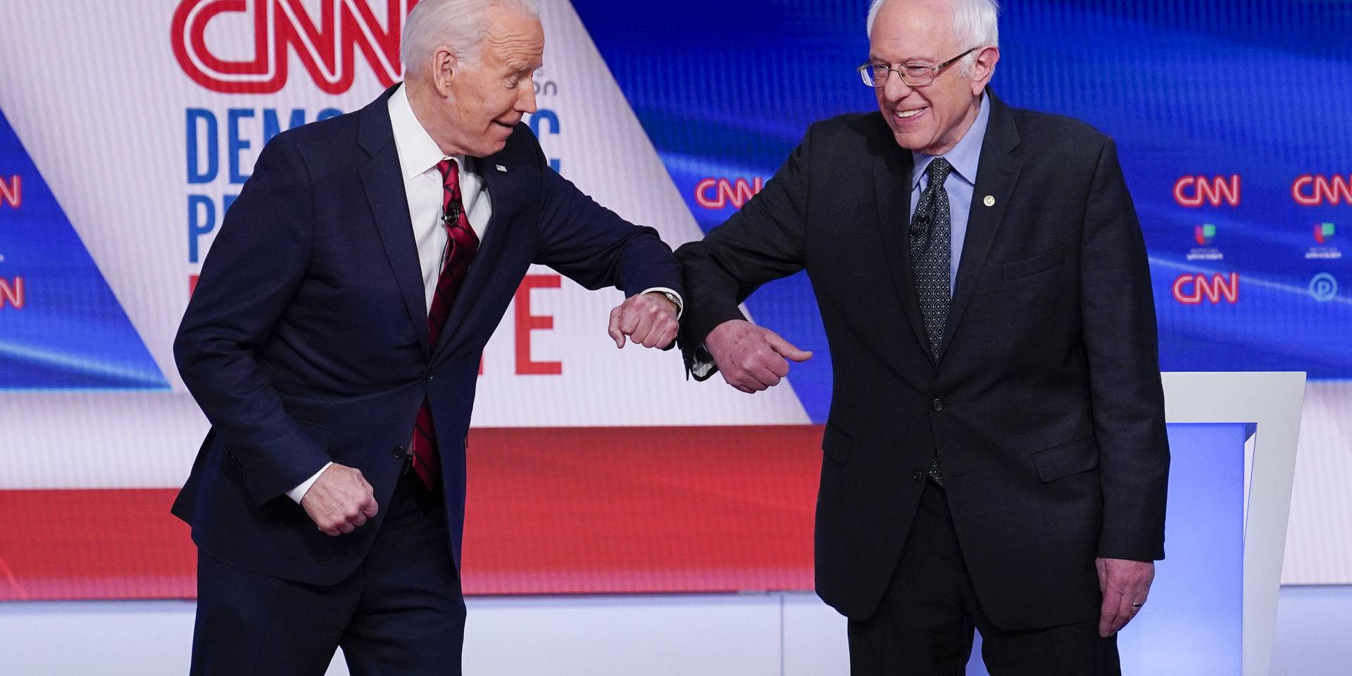 Den tidigare vicepresidenten Joe Biden och Vermontsenatorn Bernie Sanders, båda demokrater, gör en 'virushälsning' före en tv-debatt i mars. 