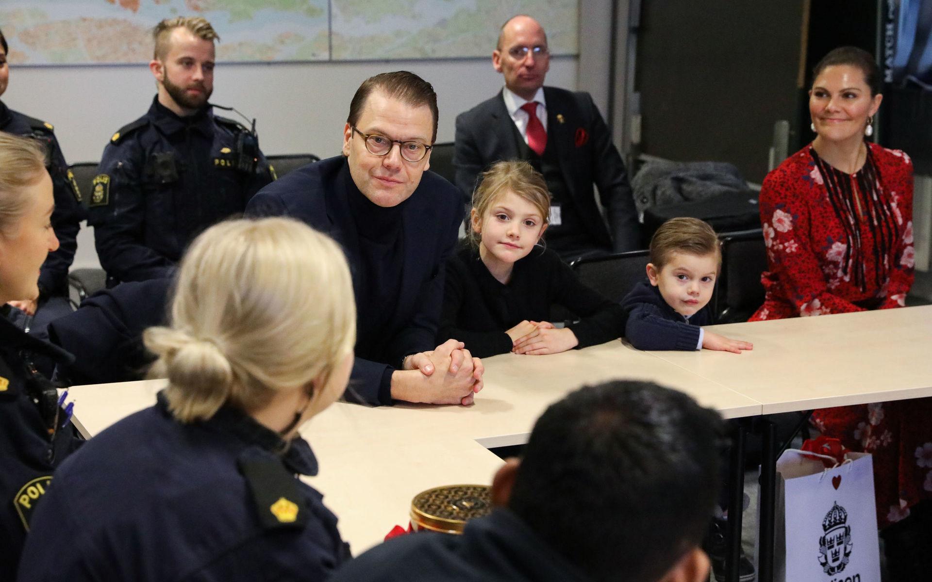 Prins Daniel, prinsessan Estelle, prins Oscar och kronprinsessan Victoria träffade poliserna på Norrmalms polisstation för att önska dem god jul på julaftonen.