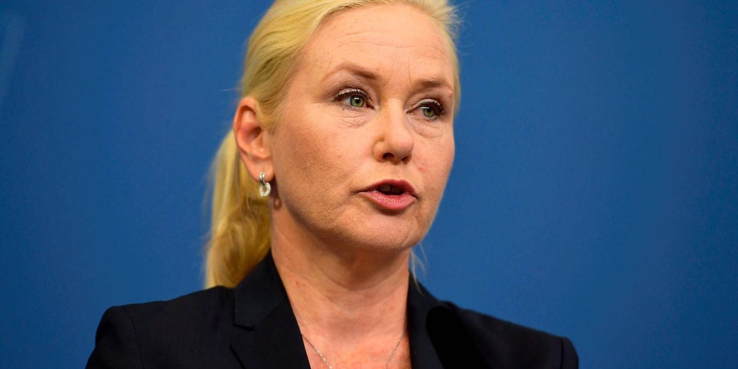 Infrastrukturminister Anna Johansson (S) lägger det fulla ansvaret för IT-skandalen på Transportstyrelsen.