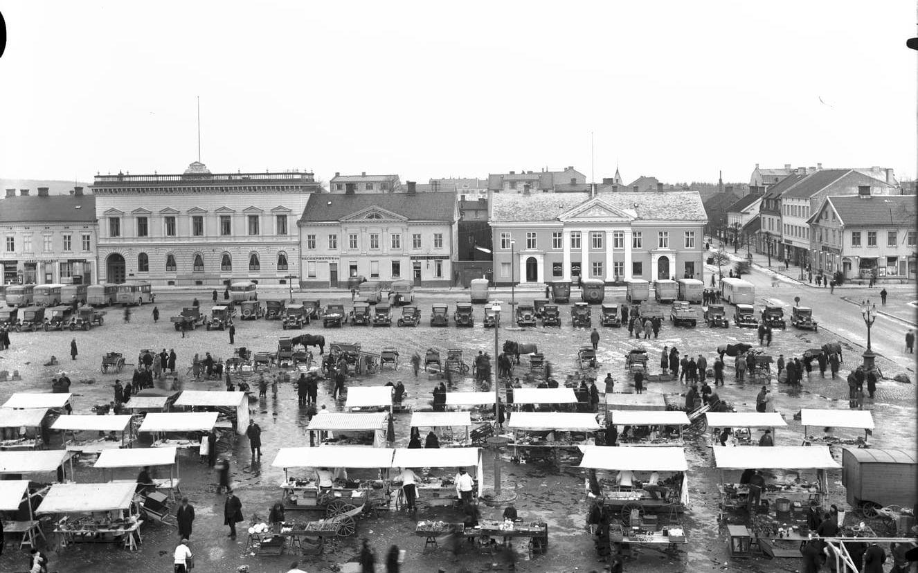 Ett fotografi över Oktobermarknaden taget under 1930-talet, från Kungsgatan sett. Bild: Vänersborgs museum