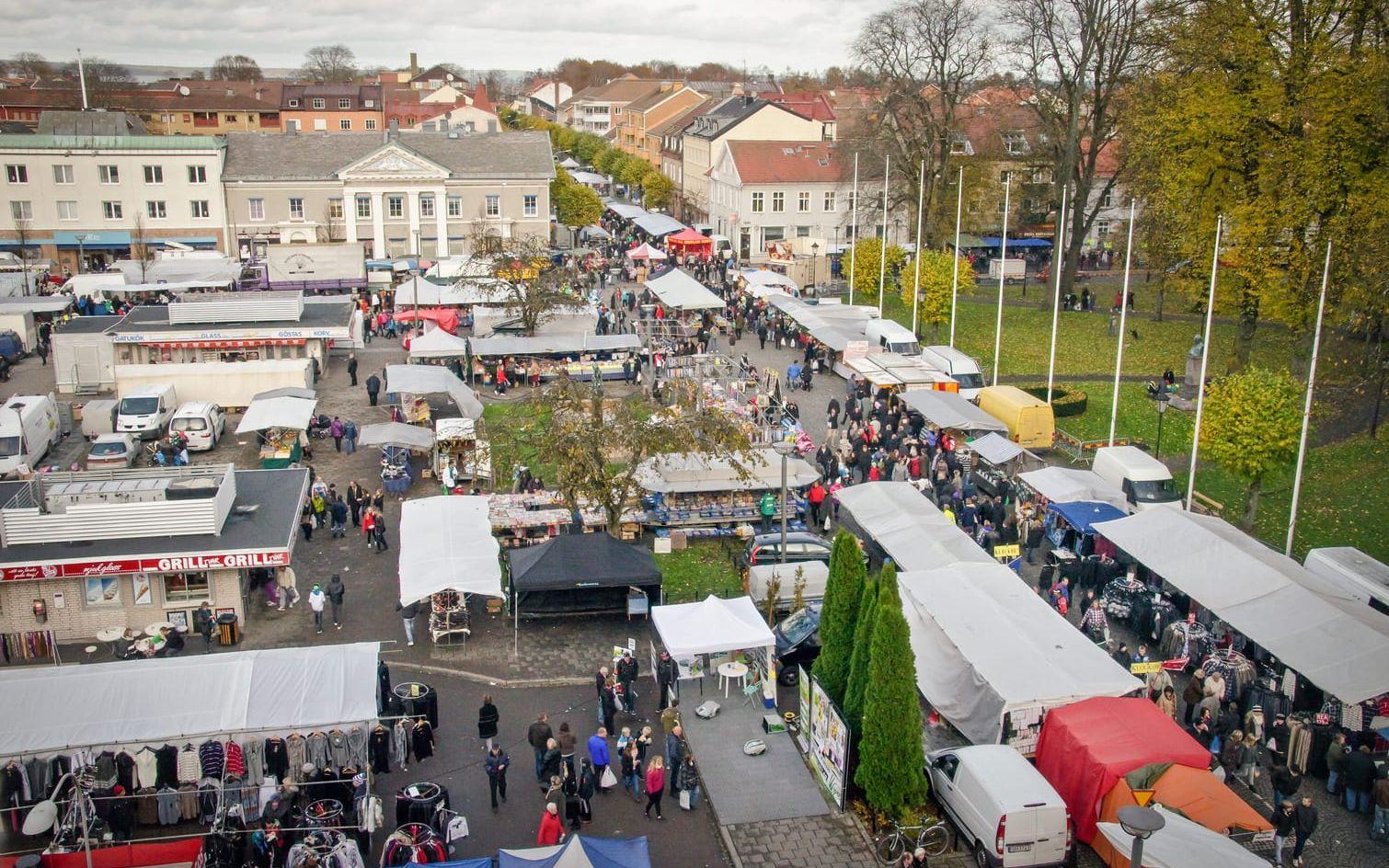 Oktobermarknaden är nu, liksom förr, en stor tillställning som lockar många till Vänersborg. Bilden ovan är från 2011 och är tagen längst upp i Wermlandsbanken-huset. Bild: Johan Blixt