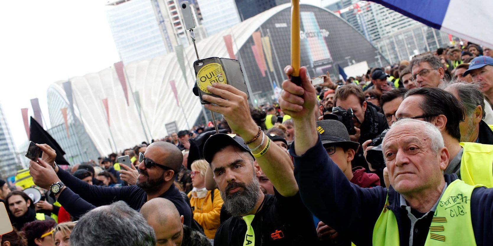 Proteströrelsen Gula västarna demonstrerade återigen i franska städer. På bilden från en av demonstrationerna i Paris syns Jerome Rodriguez (i mitten) som är en av rörelsens mer framträdande personer.