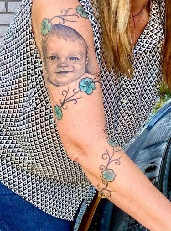 Rita Lisbeth Solberg skickar även in en bild på sin tatuering på sonen. En tatuering hon fick i 50-årspresent.