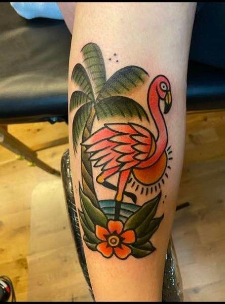 Linn Jonsson Fritiofsson har en flamingo tatuerad.