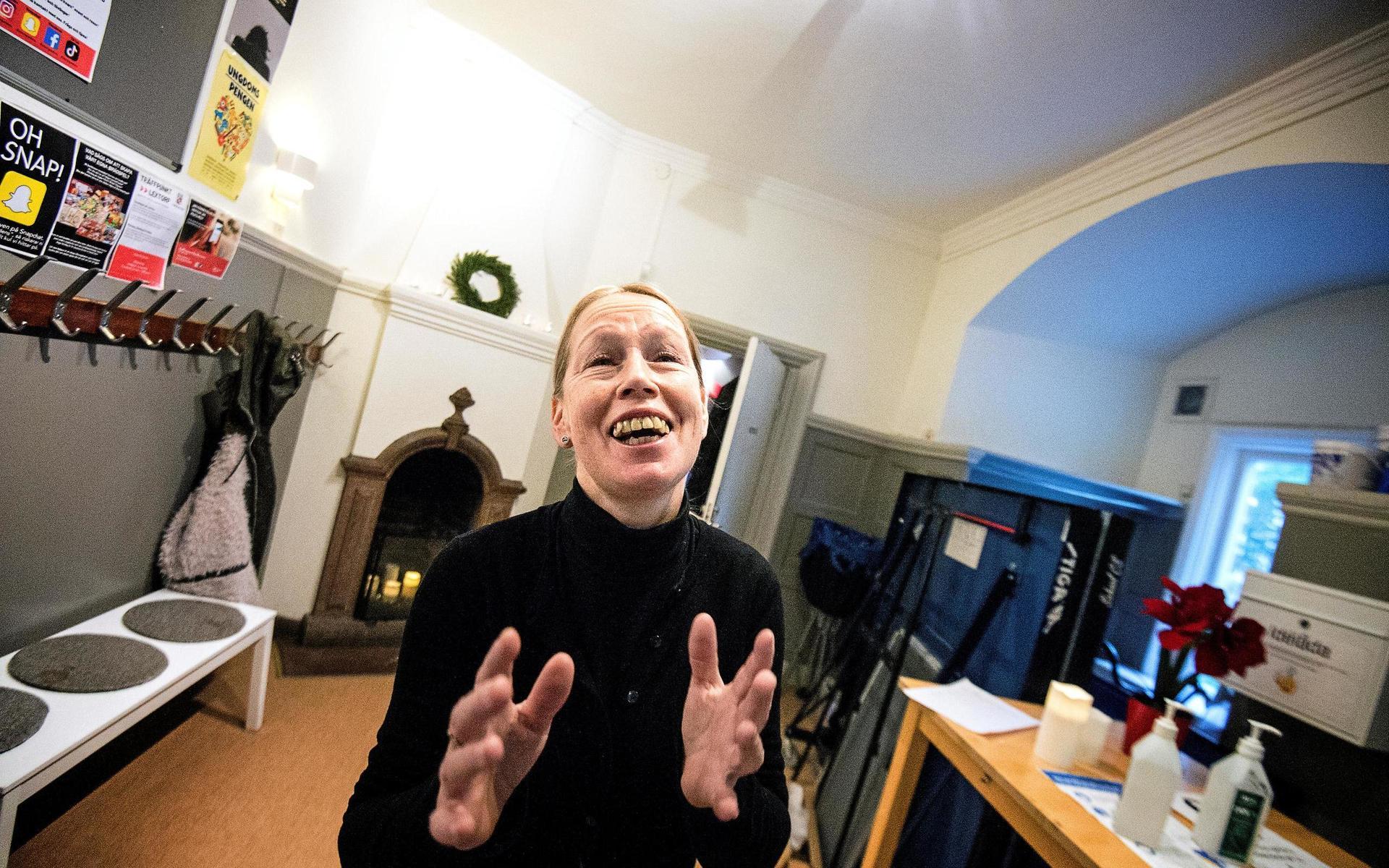 Karin Jacobsson Mauritzson har många järn i elden och förutom sitt arbete på Storegårdens fritidsgård jobbar hon även med musik och teater, vilket även tjejerna i gruppen har fått prova på. Här är hon utrustad med en uppsättning löständer för teatersammanhang.