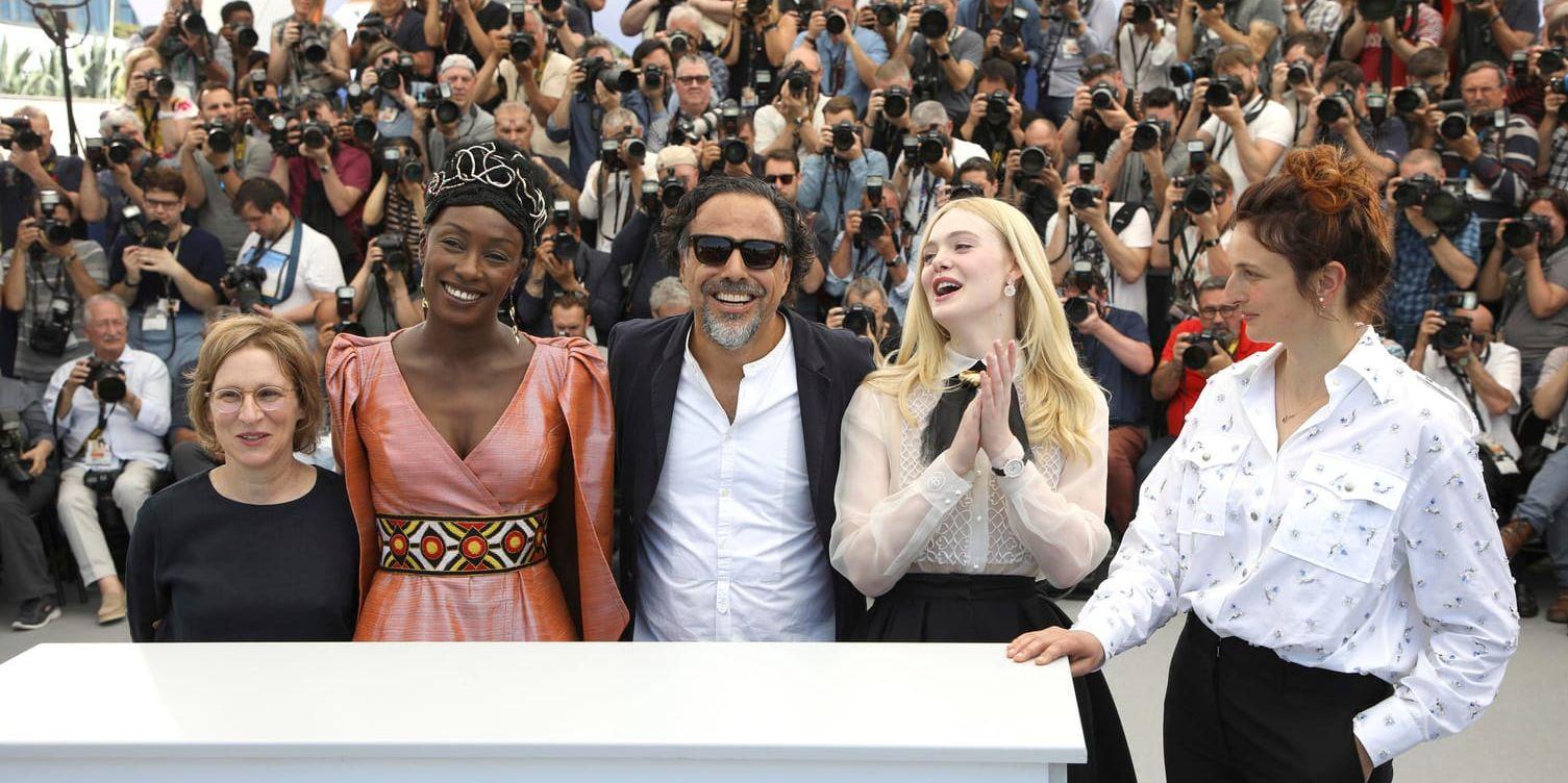 Kelly Reichardt, Maimouna N'Diaye, Alejandro González Inárritu, Elle Fanning, och Alice Rohrwacher från juryn poserar framför fotograferna inför invigningen av årets filmfestival i Cannes.