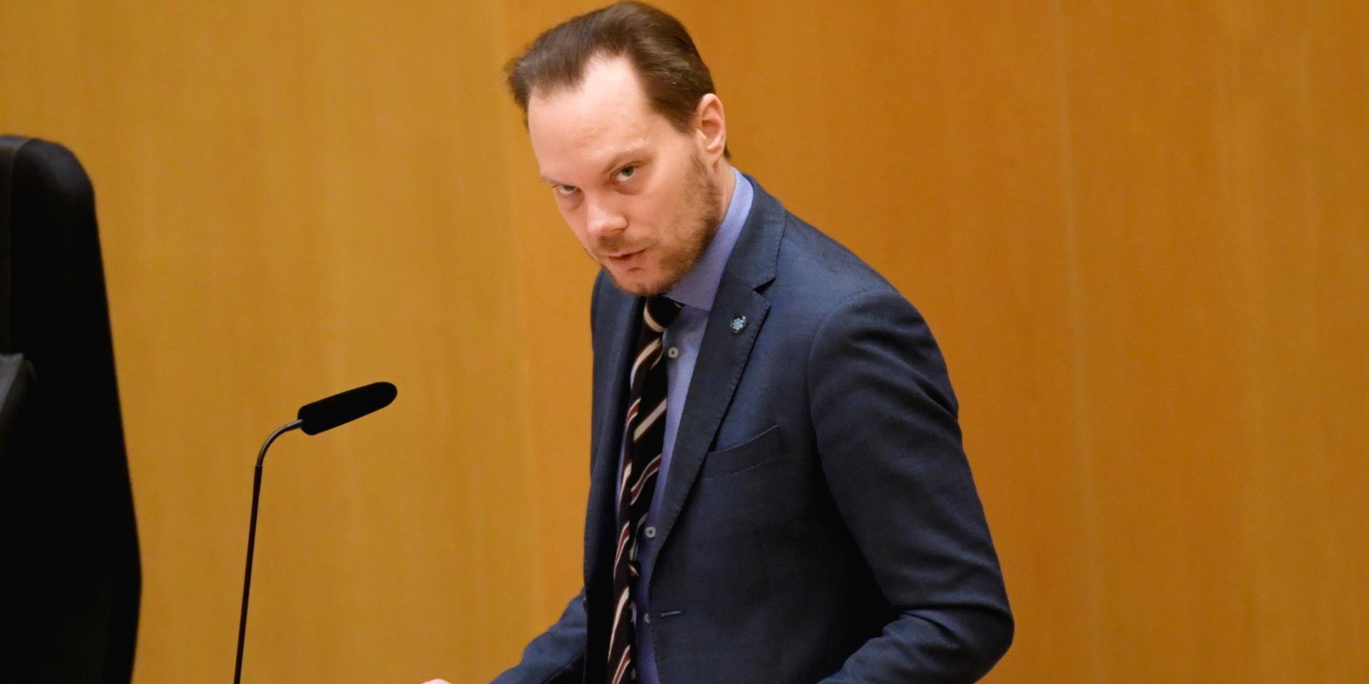 Riksdagsledamoten Martin Kinnunen, som är projektansvarig för vitboken, säger att han inte kände till att Gustafsson varit medlem i partiet. 