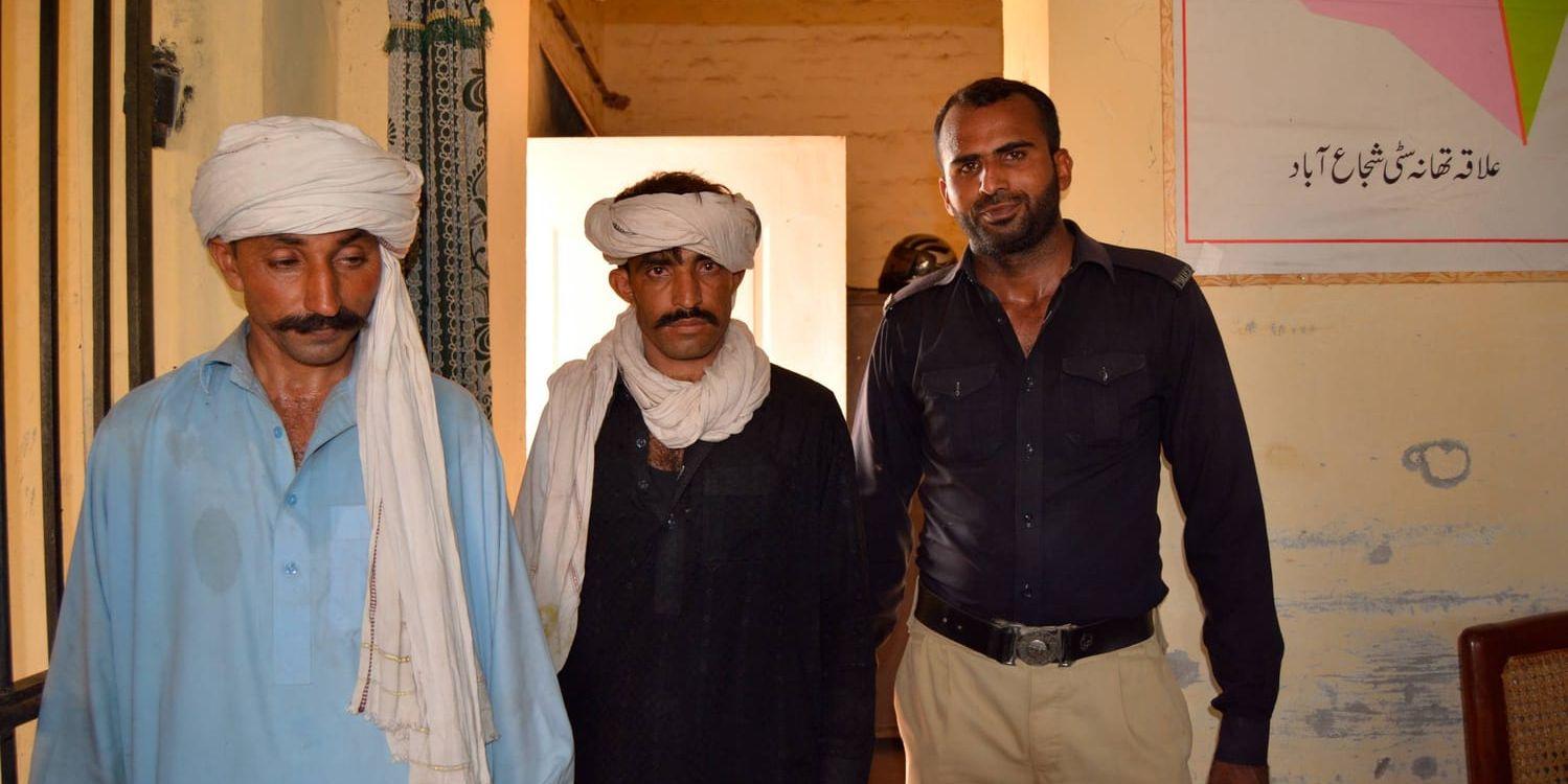 Polis, till vänster, tillsammans med två medlemmar i byrådet, på en polisstation i Muzaffarabad i Pakistan. Ledaren för byrådet och flera av medlemmarna har gripits för att ha beordrat en våldtäkt på en tonårsflicka.