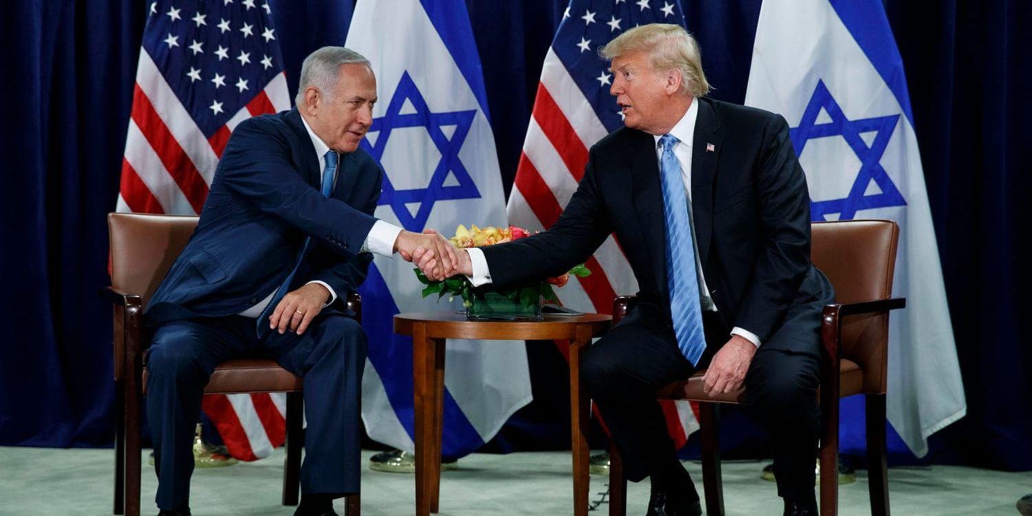 USA:s president Donald Trump och Israels premiärminister Benjamin Netanyahu skakar hand vid ett möte i FN:s generalförsamling. Arkivbild.