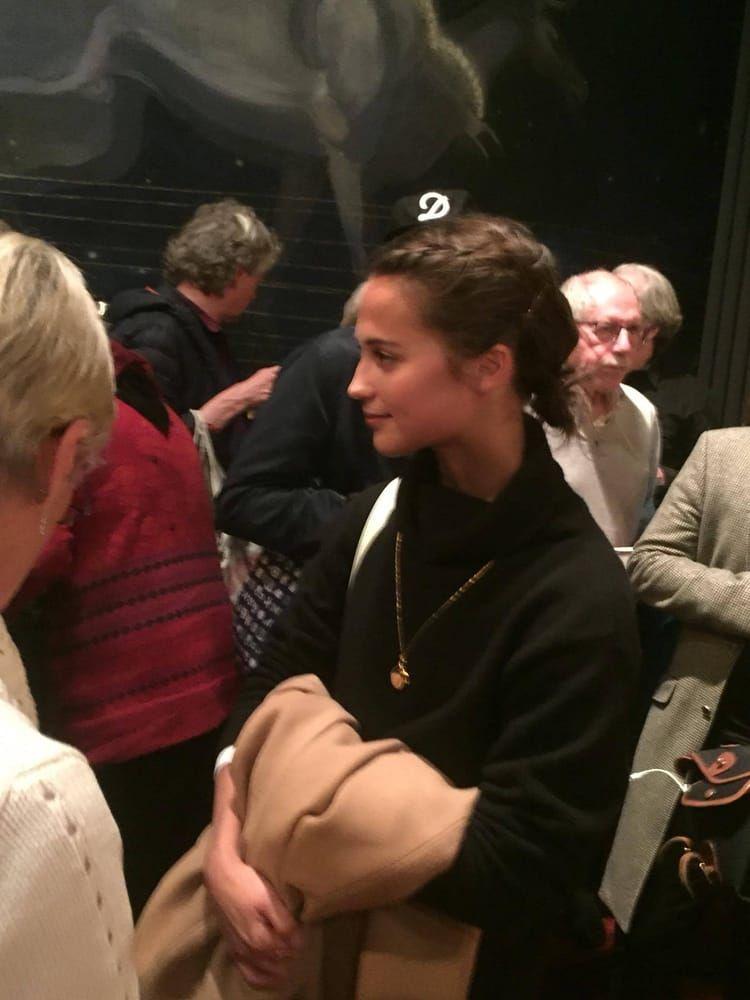 Alicia Vikander minglade med publiken och Royalbiografens vänner på Bio Roy. Foto: Maria Domellöf-Wik.