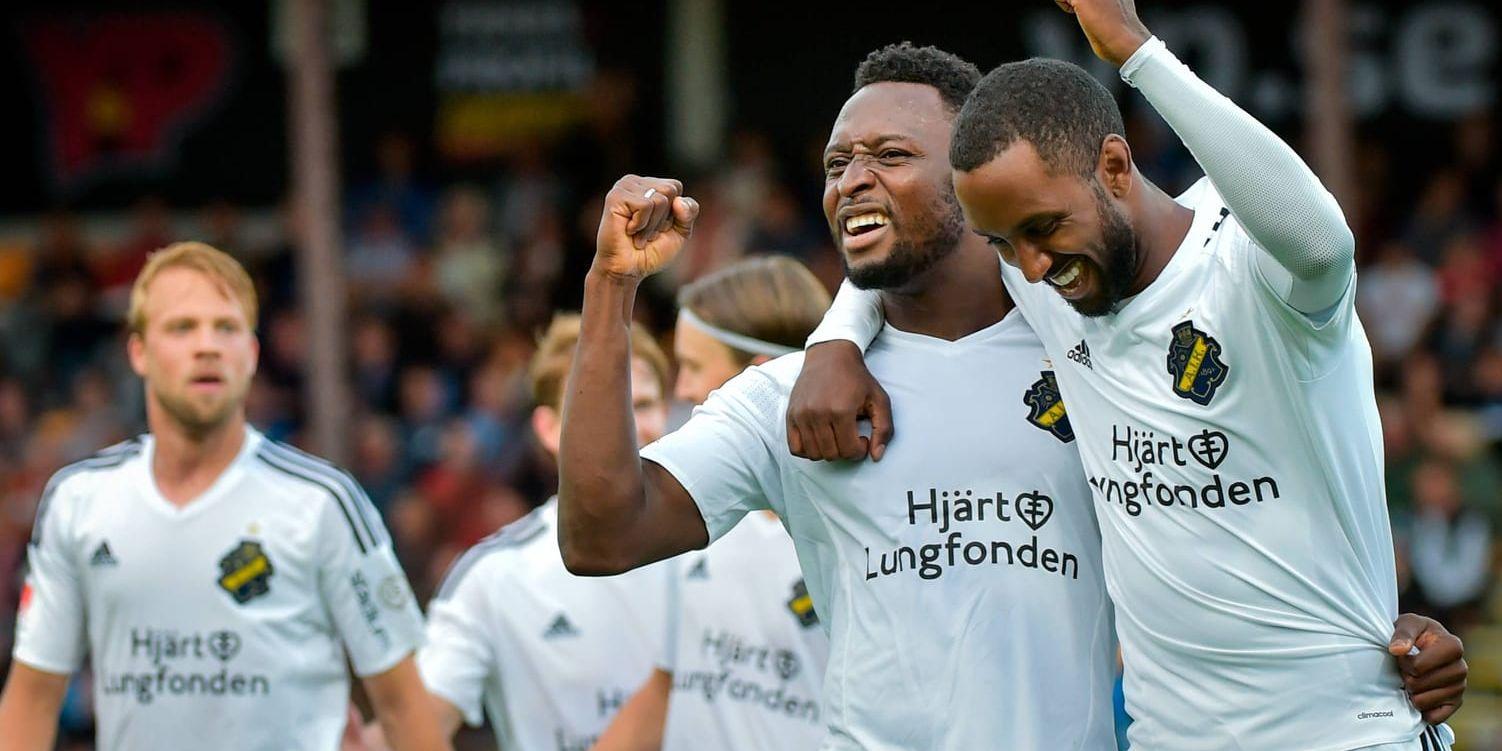 AIK:s Henok Goitom (till höger) jublar med Chinedu Obasi efter sitt mål under söndagens allsvenska fotbollsmatch mellan Sirius och AIK.