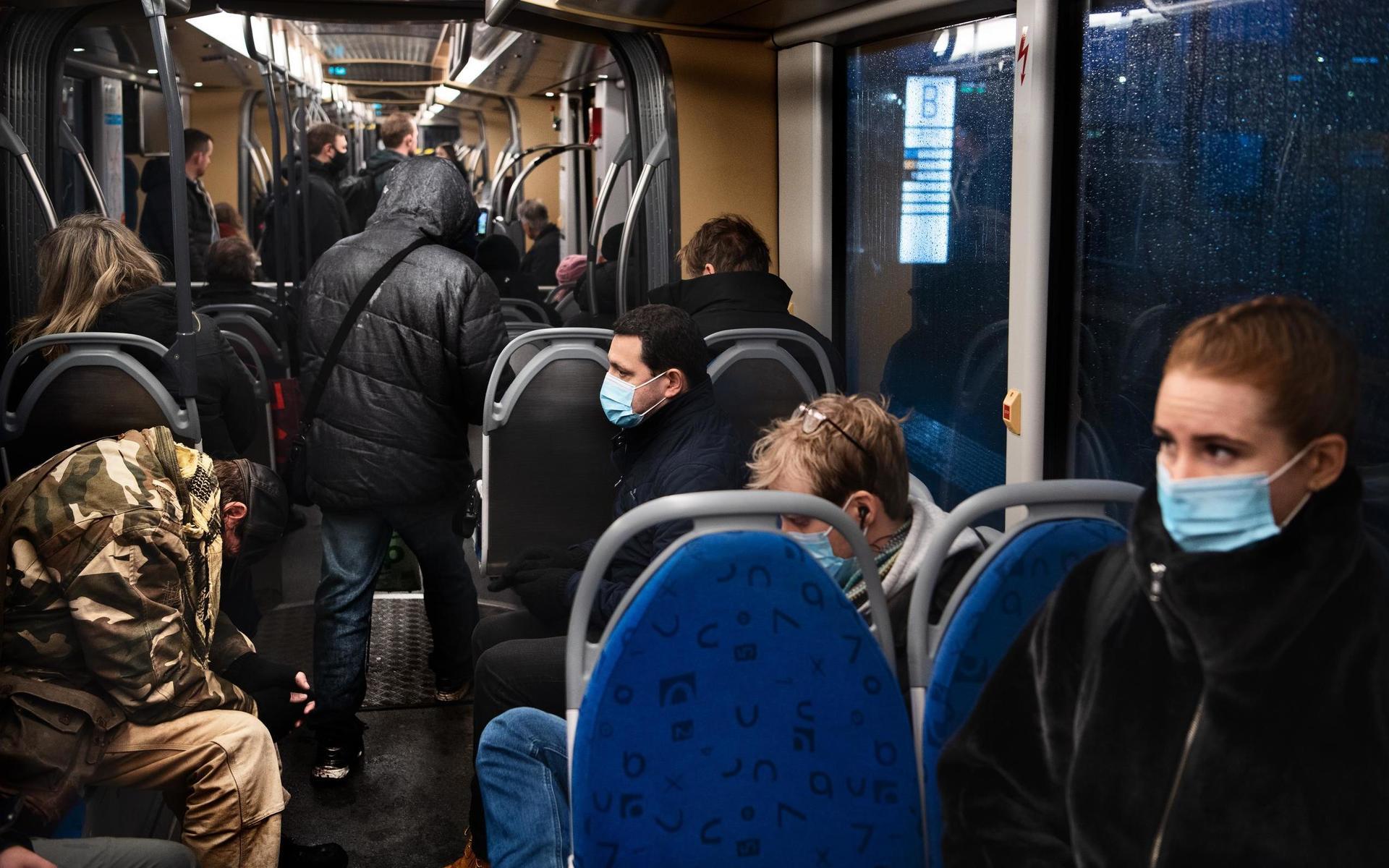 Oavsett tidpunkt på dygnet ska man använda munskydd i kollektivtrafiken.