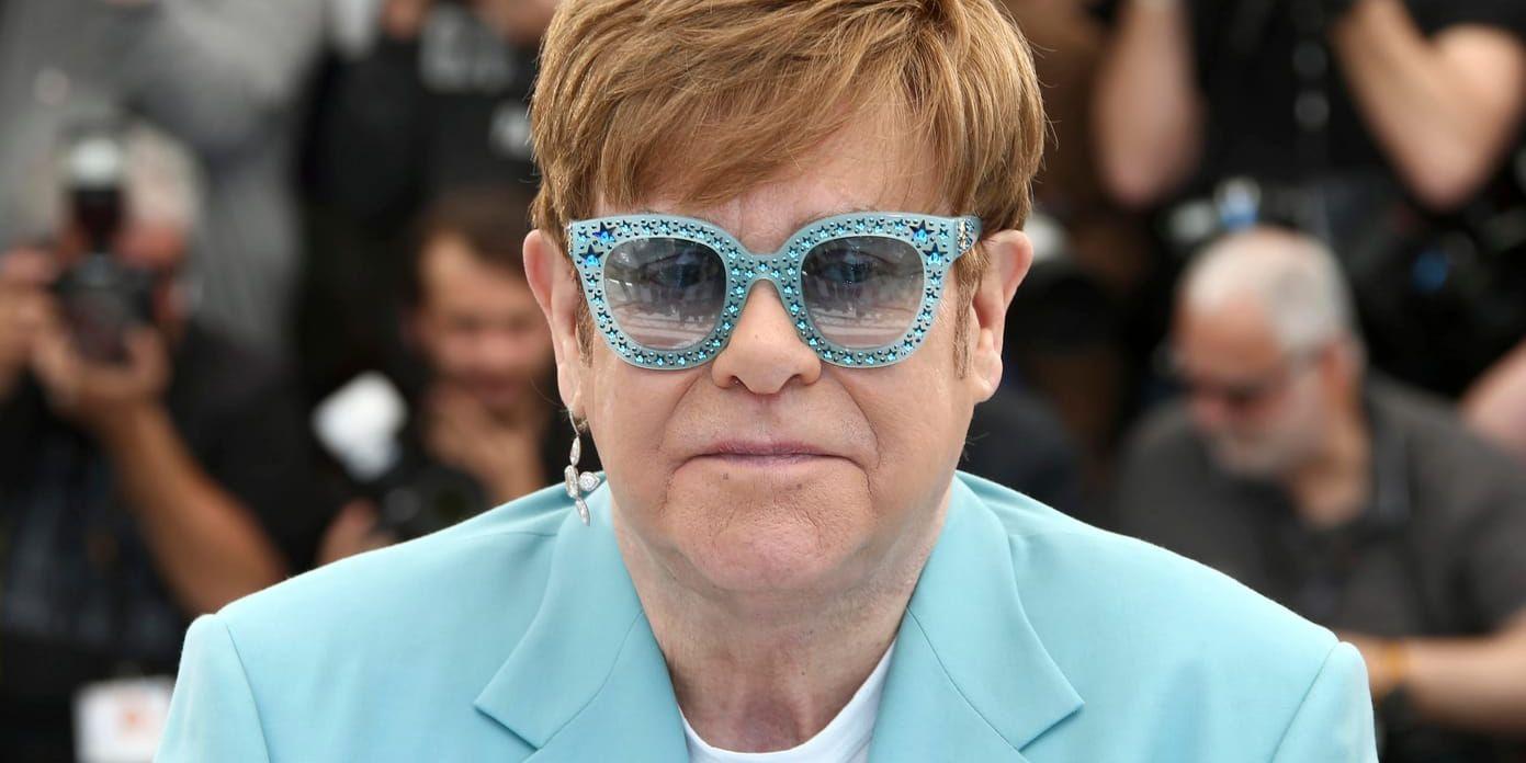 Elton John kommer snart till Sverige för att uppträda i Göteborg. Men först gjorde han en blixtvisit i Cannes under filmfestivalen för att vara med och lansera filmen "Rocketman" som handlar om popstjärnans liv.
